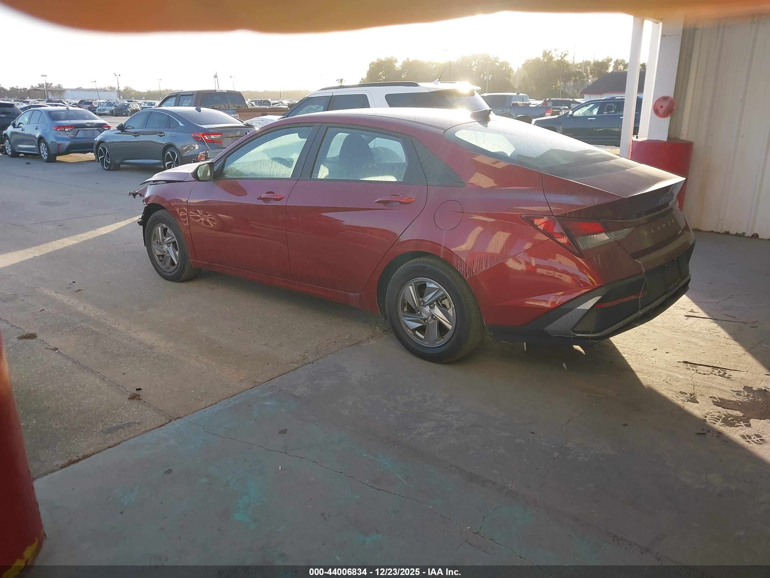 HYUNDAI ELANTRA image 3