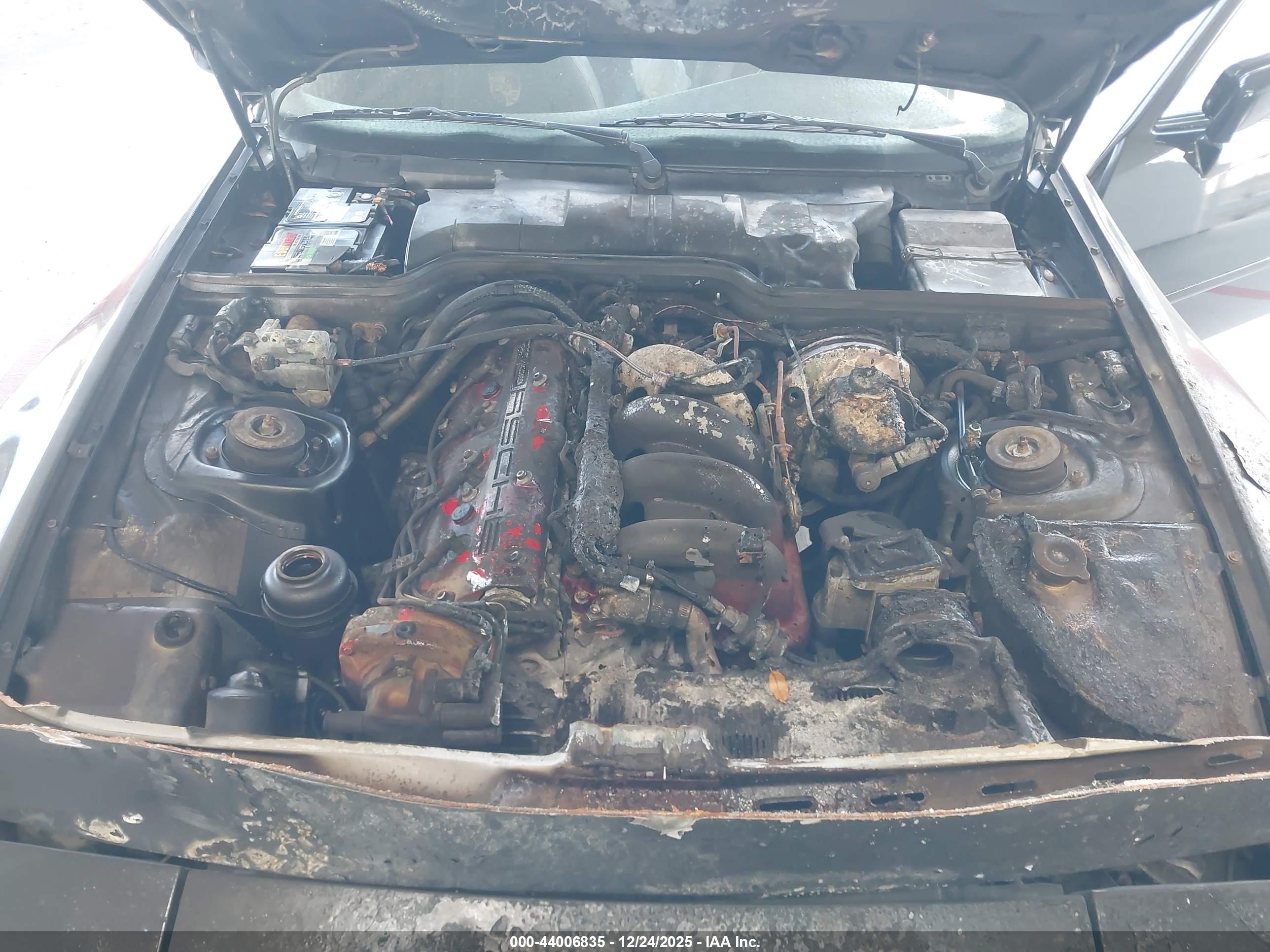 PORSCHE 944 image 10