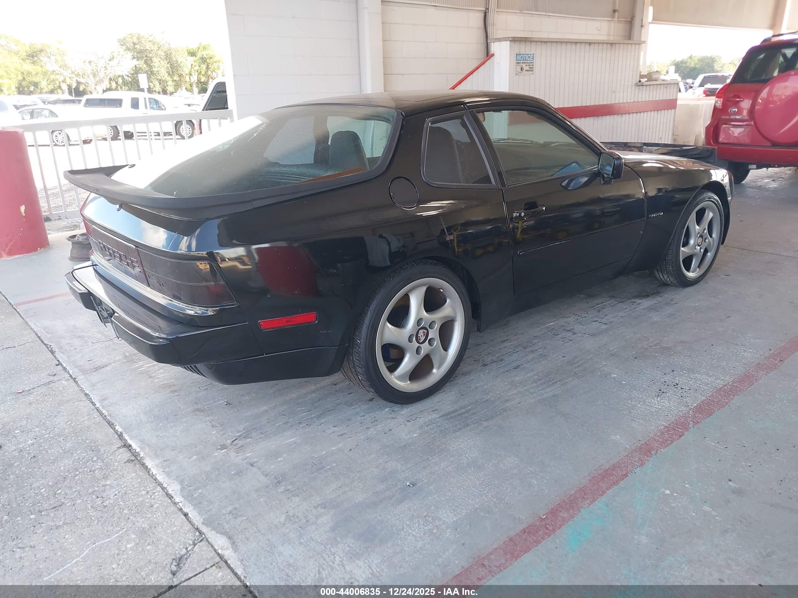 PORSCHE 944 image 4