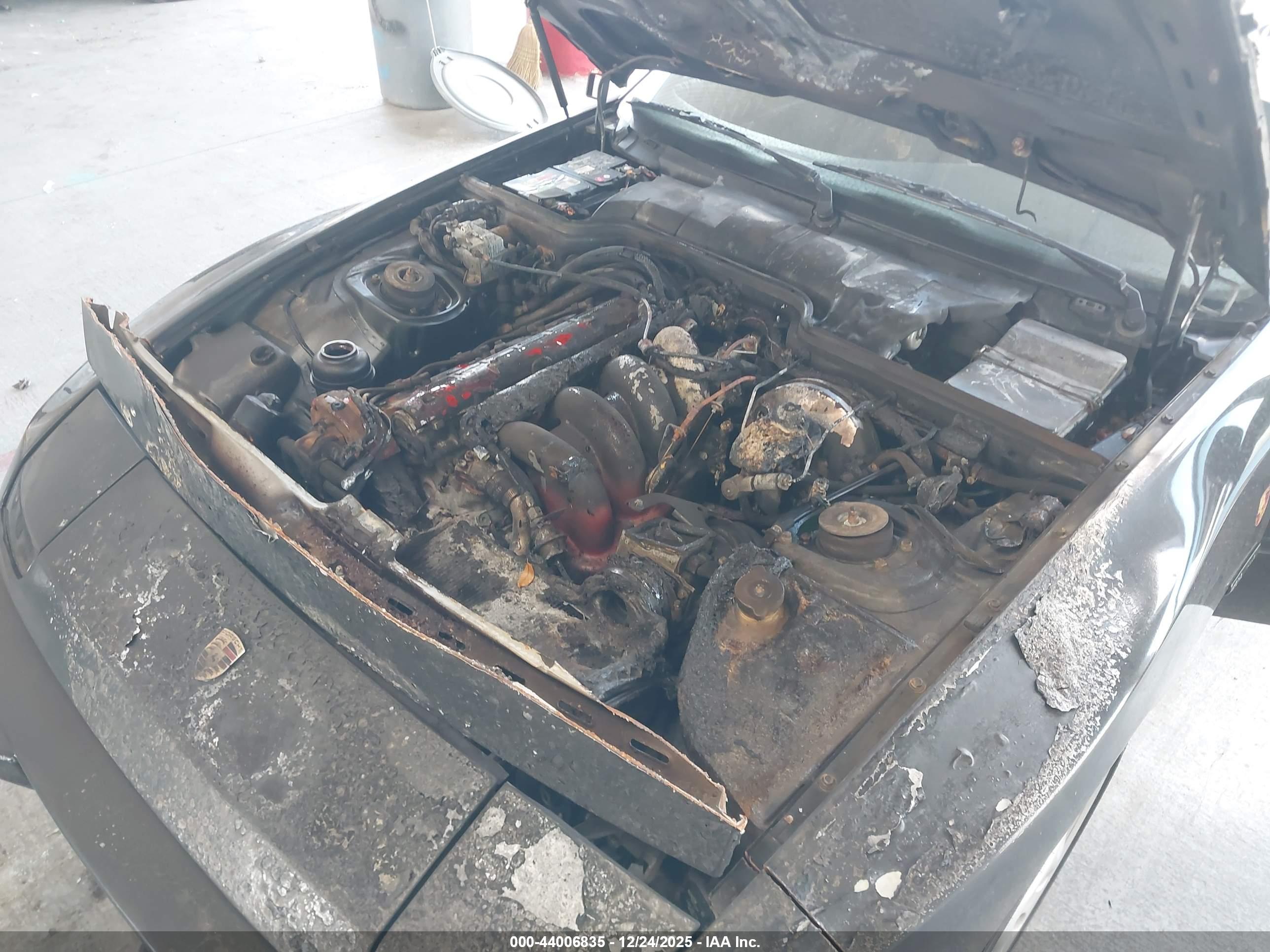 PORSCHE 944 image 6