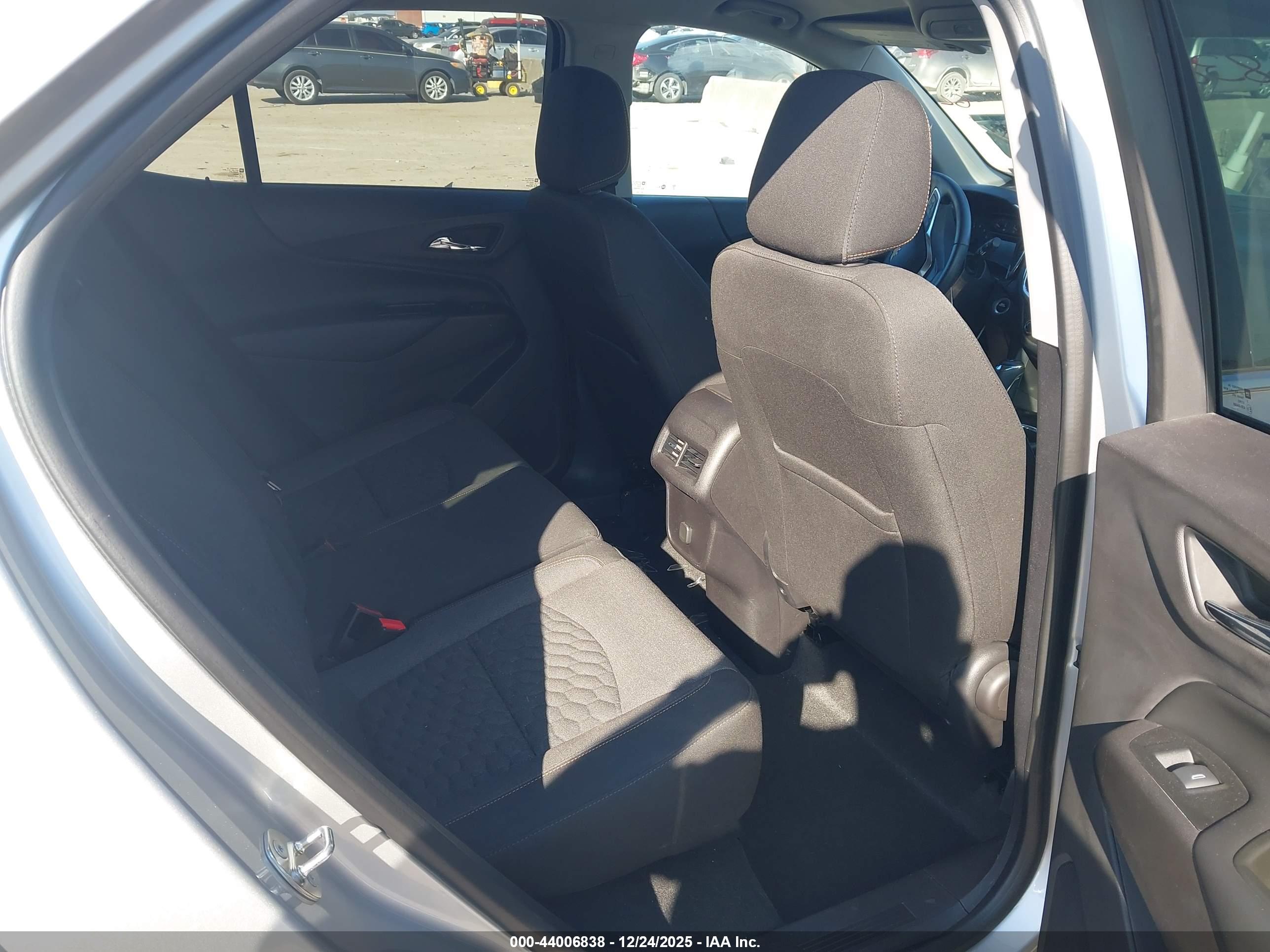 CHEVROLET EQUINOX image 8