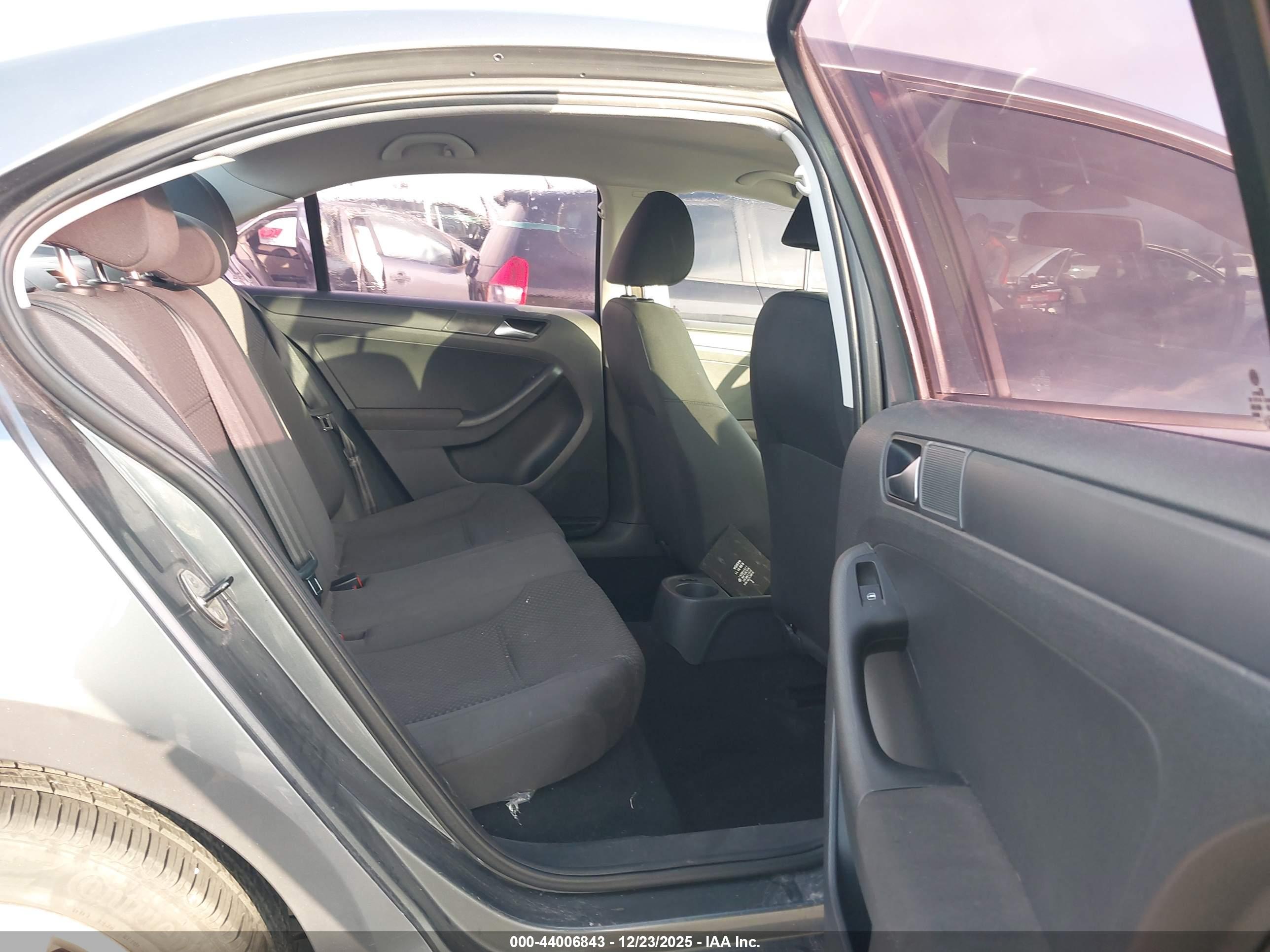 VOLKSWAGEN JETTA image 8