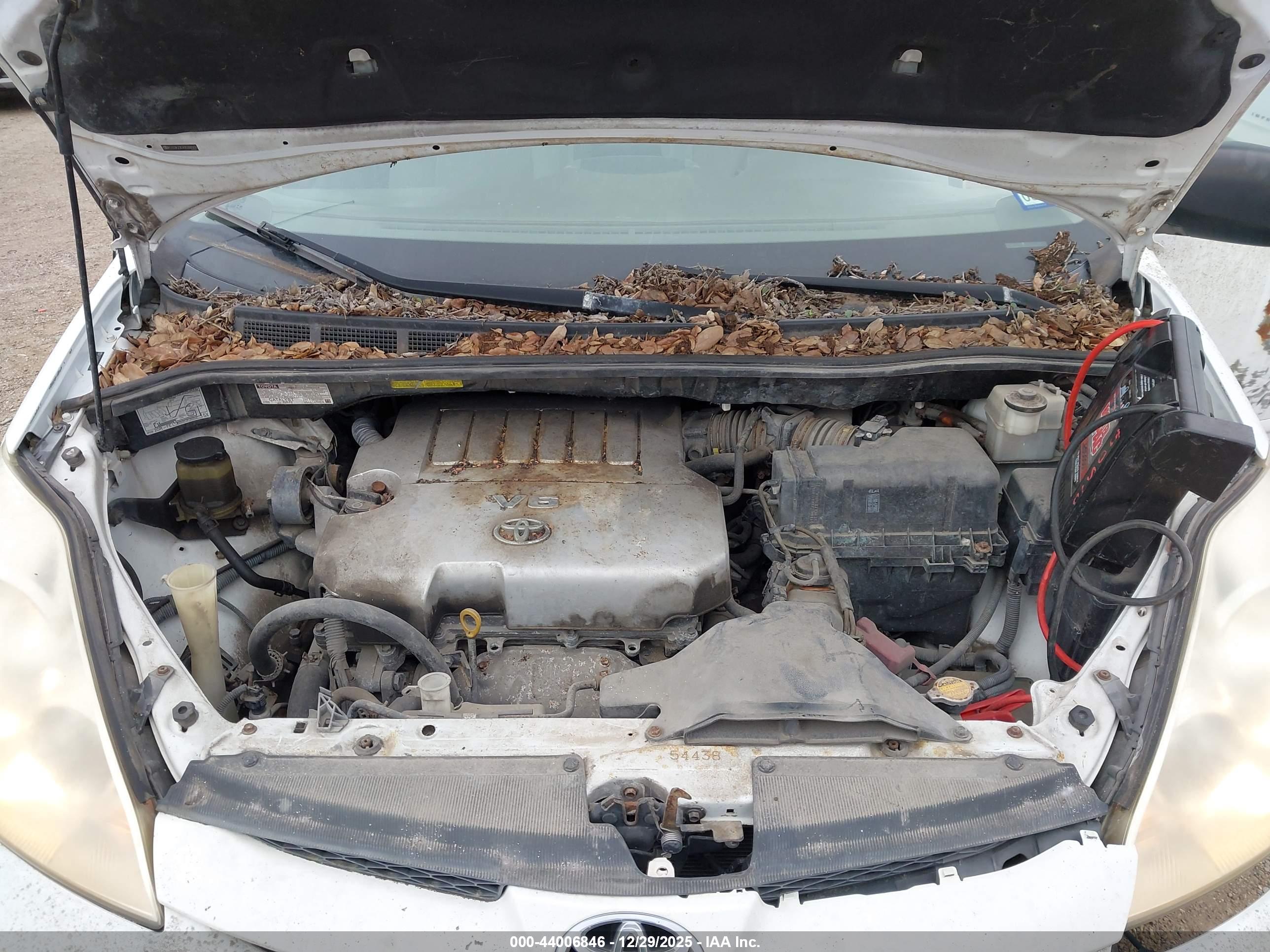 TOYOTA SIENNA image 10