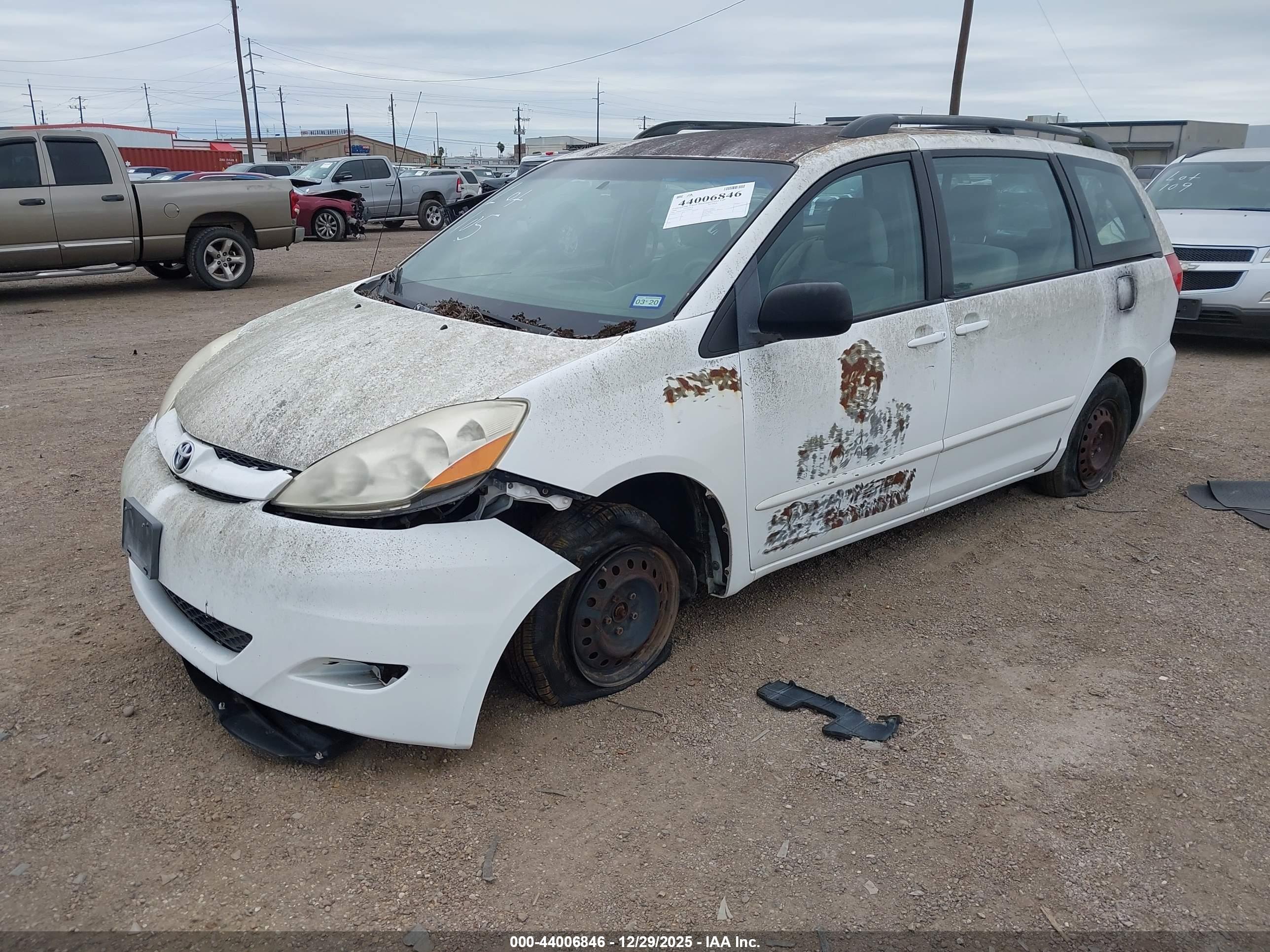 TOYOTA SIENNA image 2