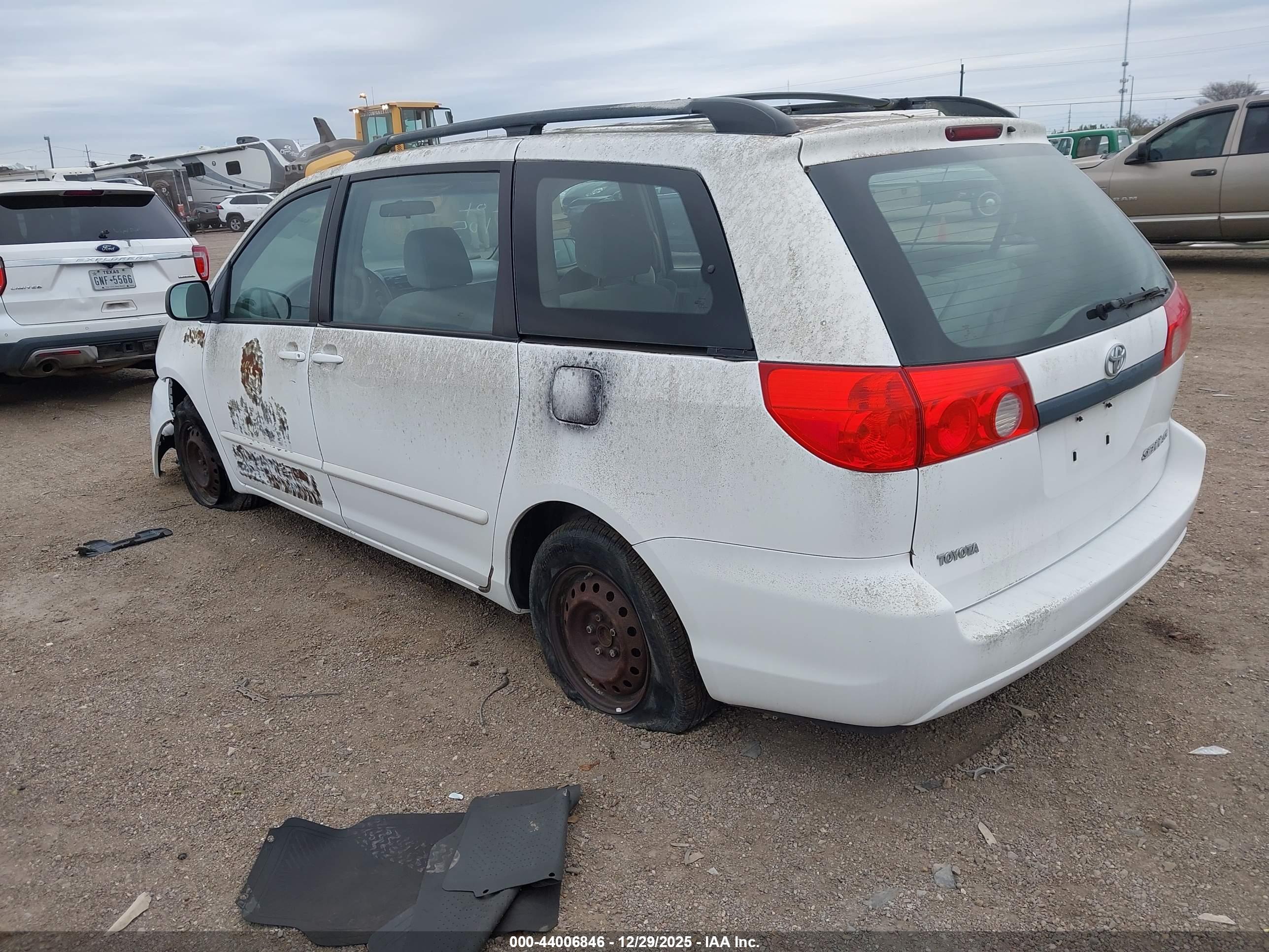 TOYOTA SIENNA image 3