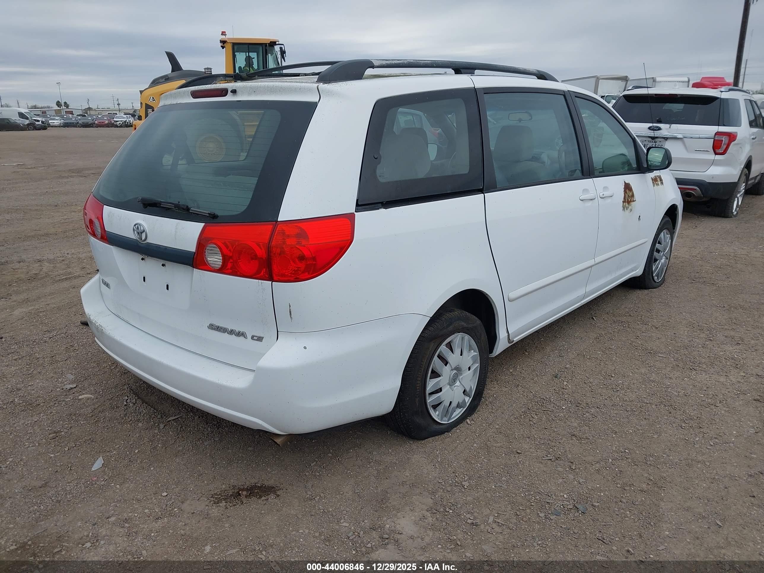TOYOTA SIENNA image 4