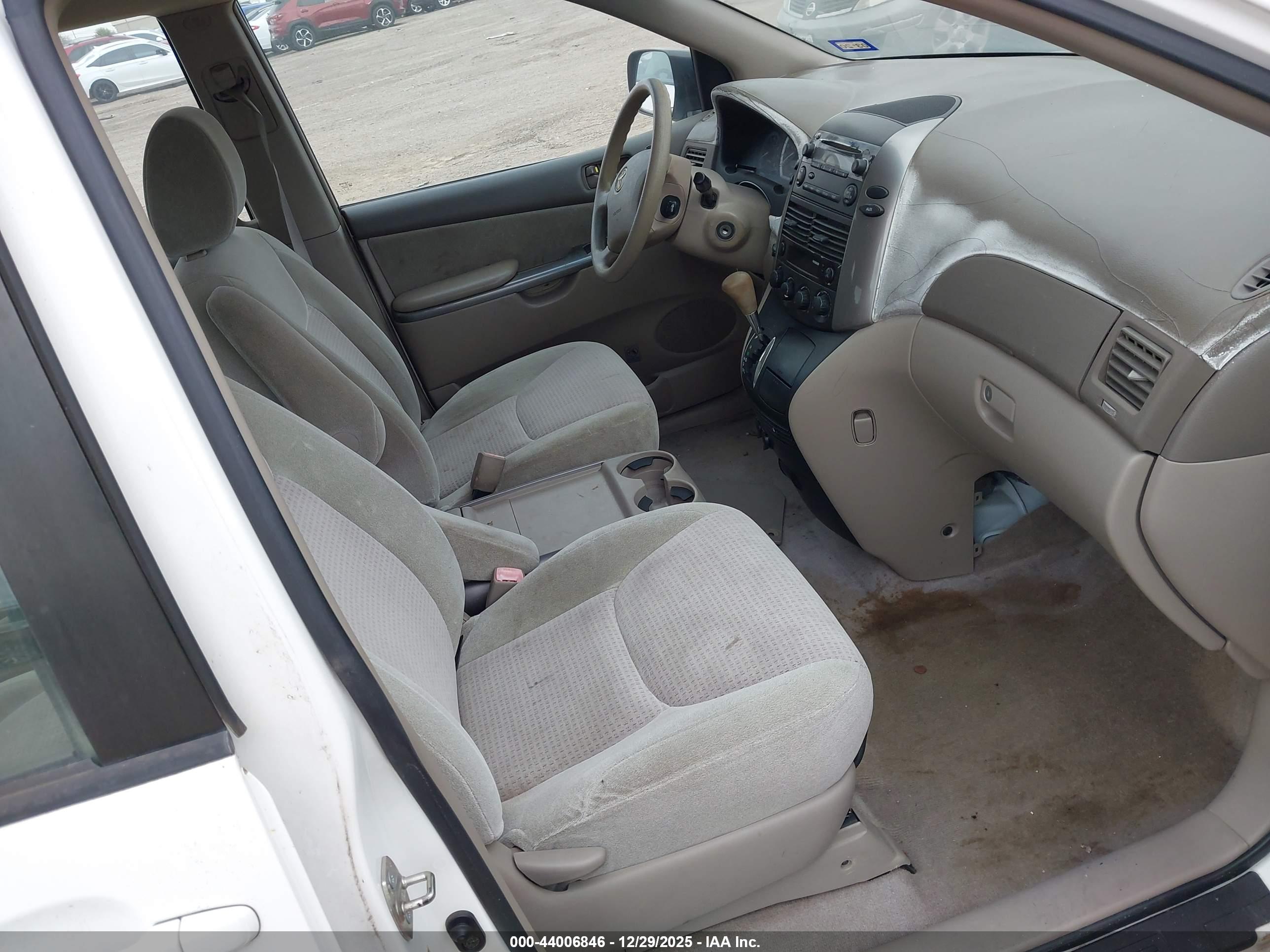 TOYOTA SIENNA image 5