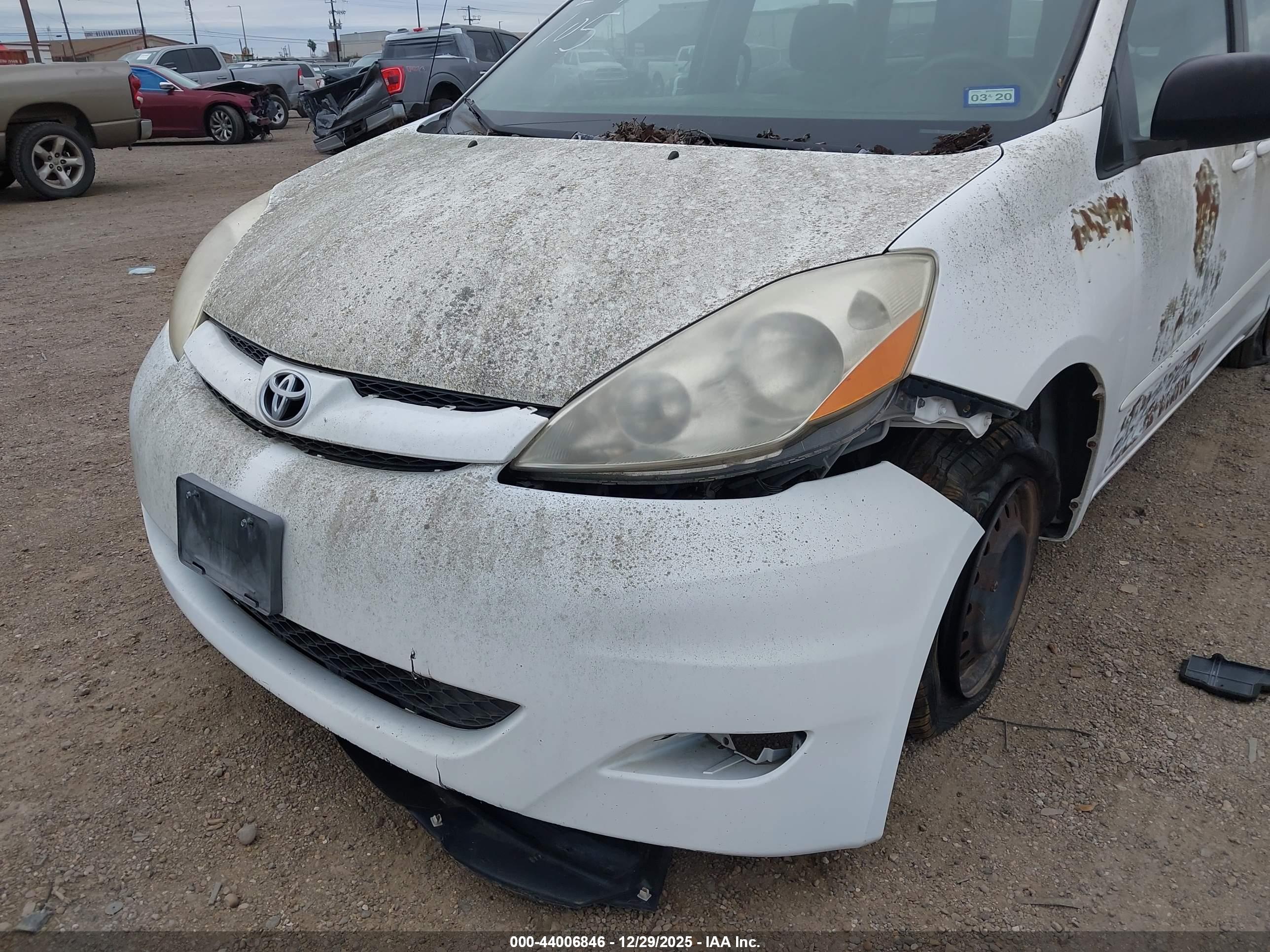 TOYOTA SIENNA image 6