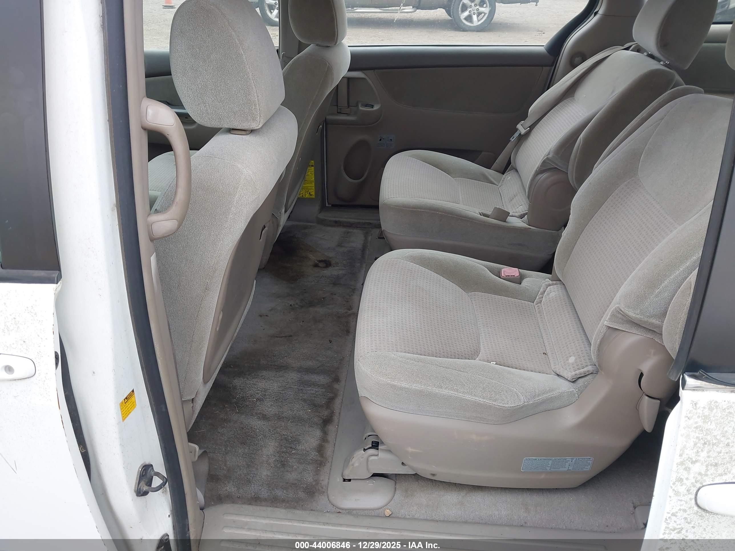 TOYOTA SIENNA image 8
