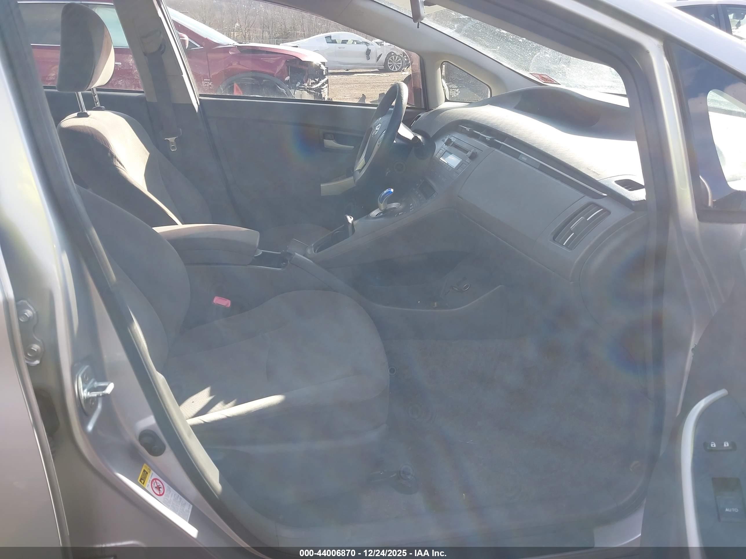 TOYOTA PRIUS image 5