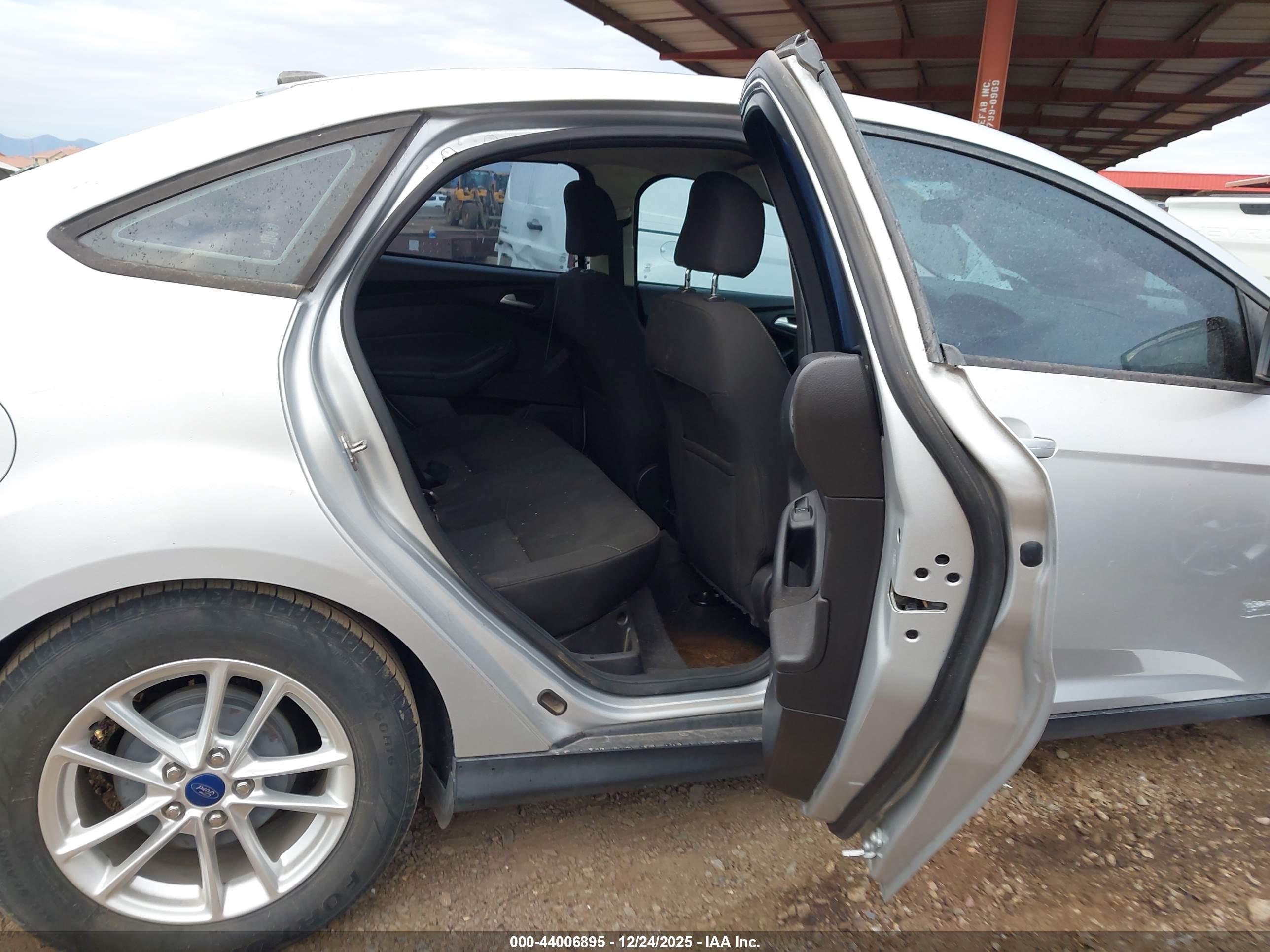 FORD FOCUS image 8