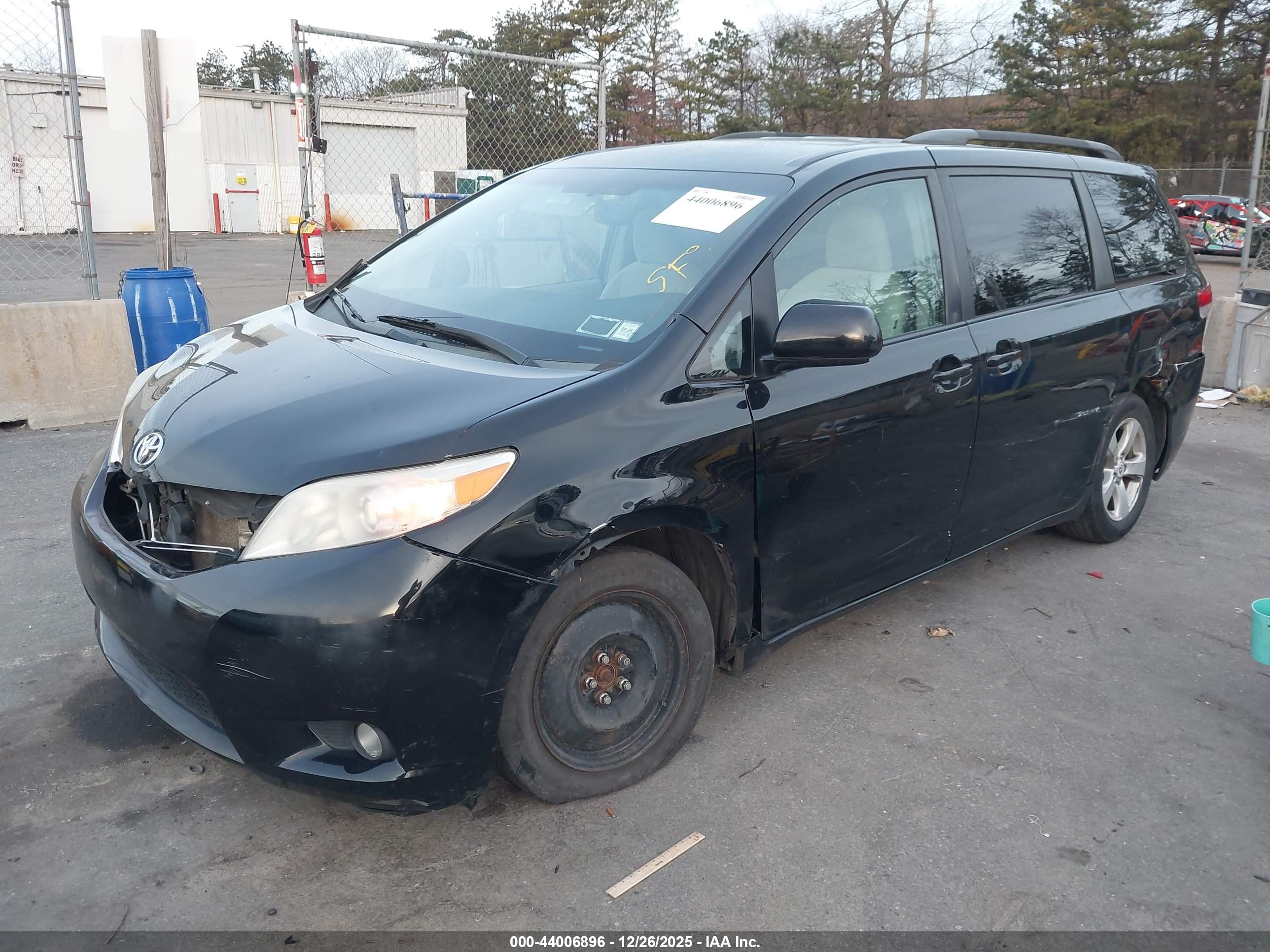 TOYOTA SIENNA image 2