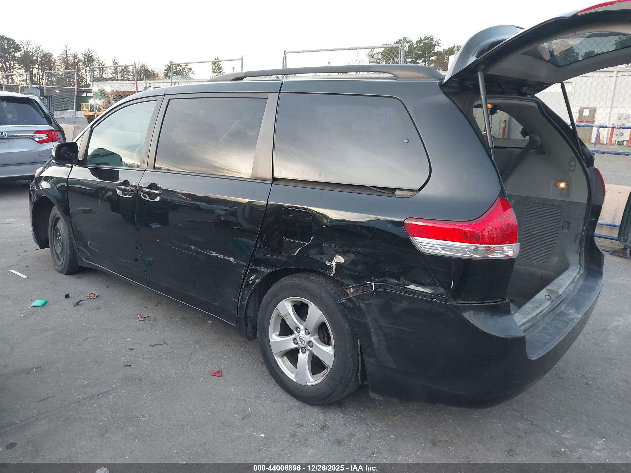 TOYOTA SIENNA image 3