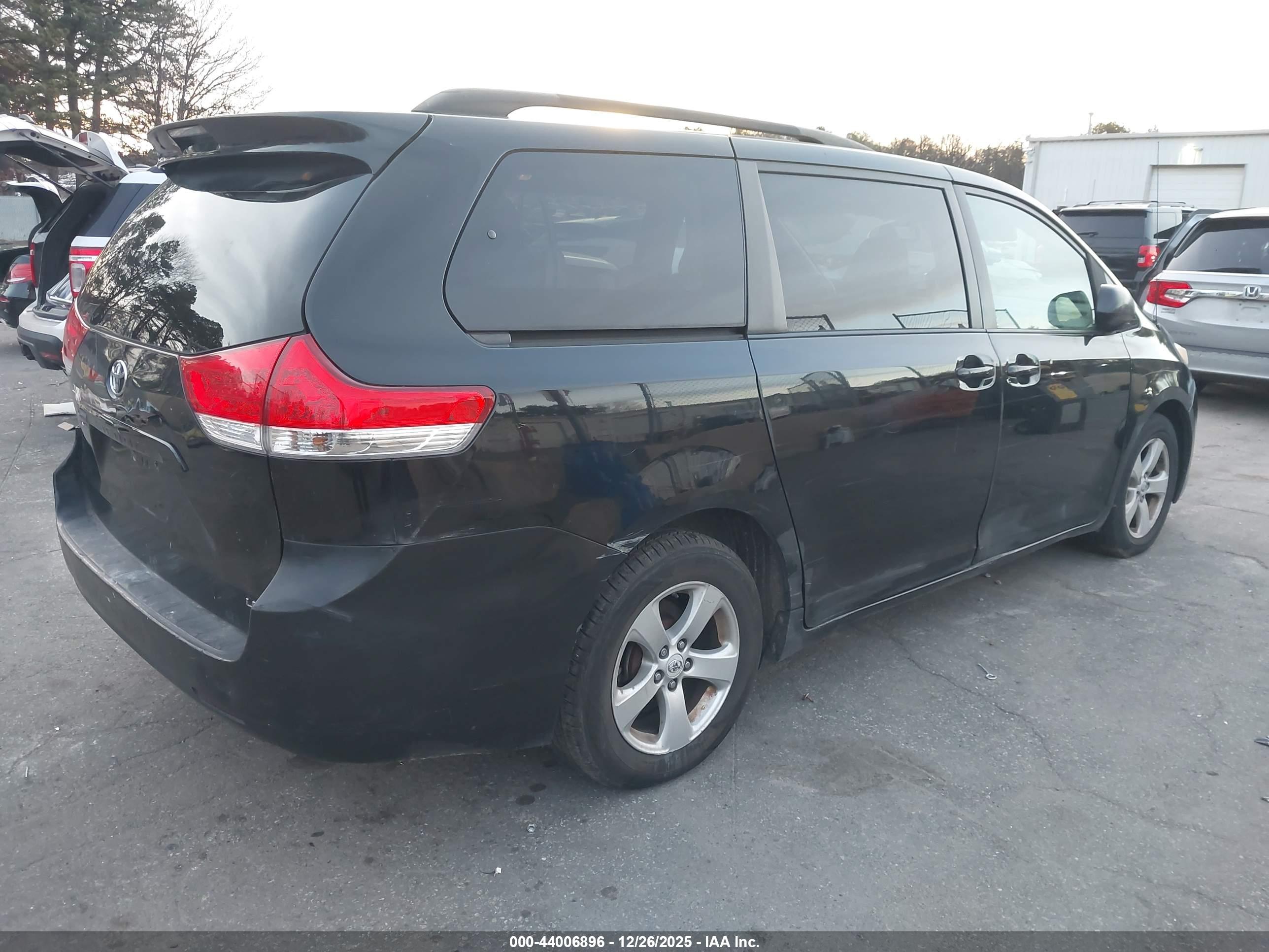 TOYOTA SIENNA image 4