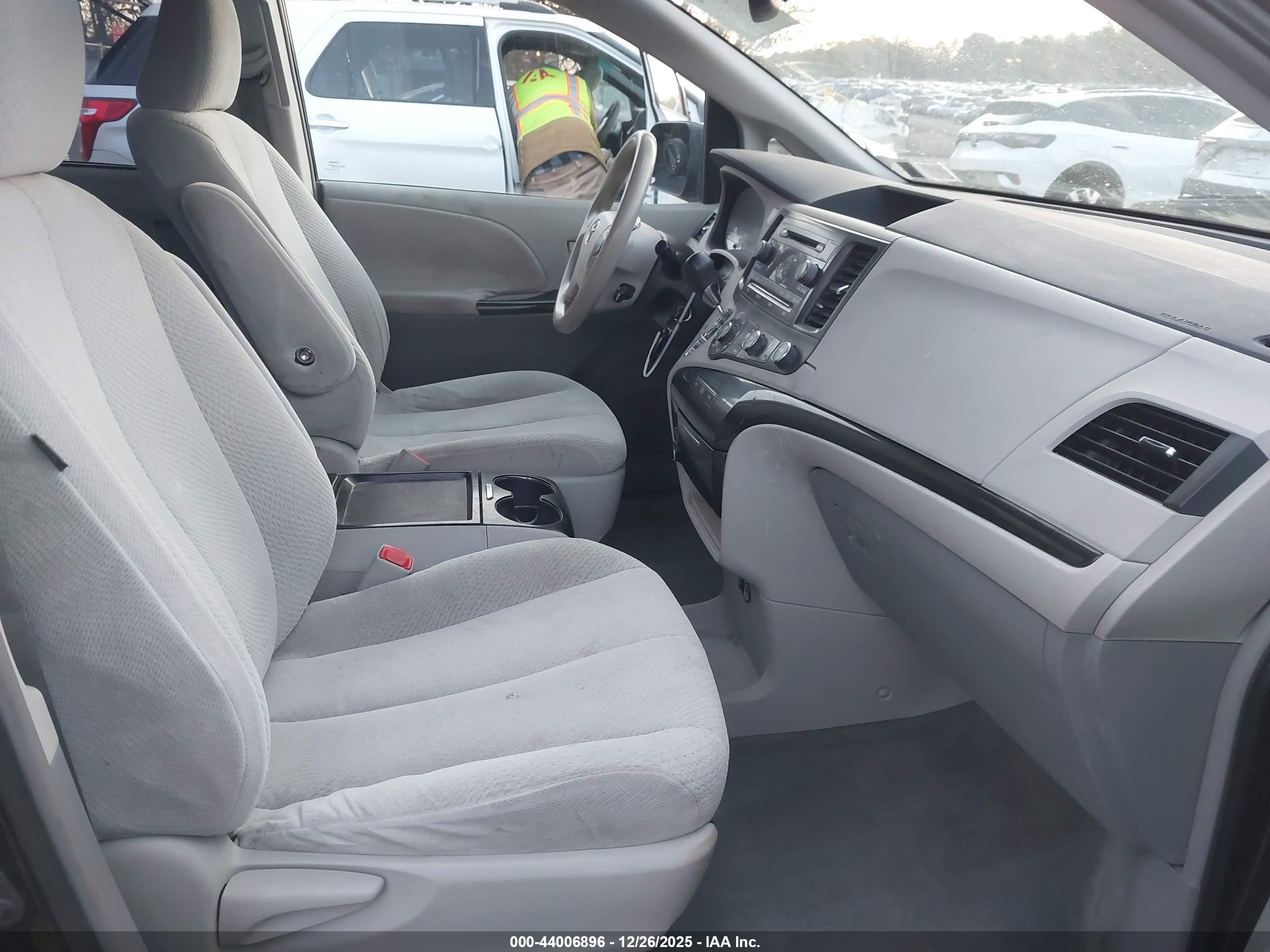 TOYOTA SIENNA image 5