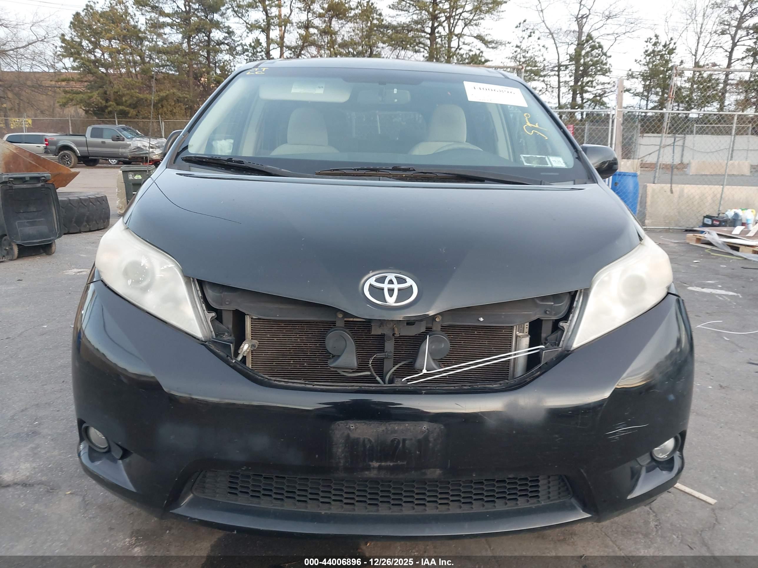 TOYOTA SIENNA image 6