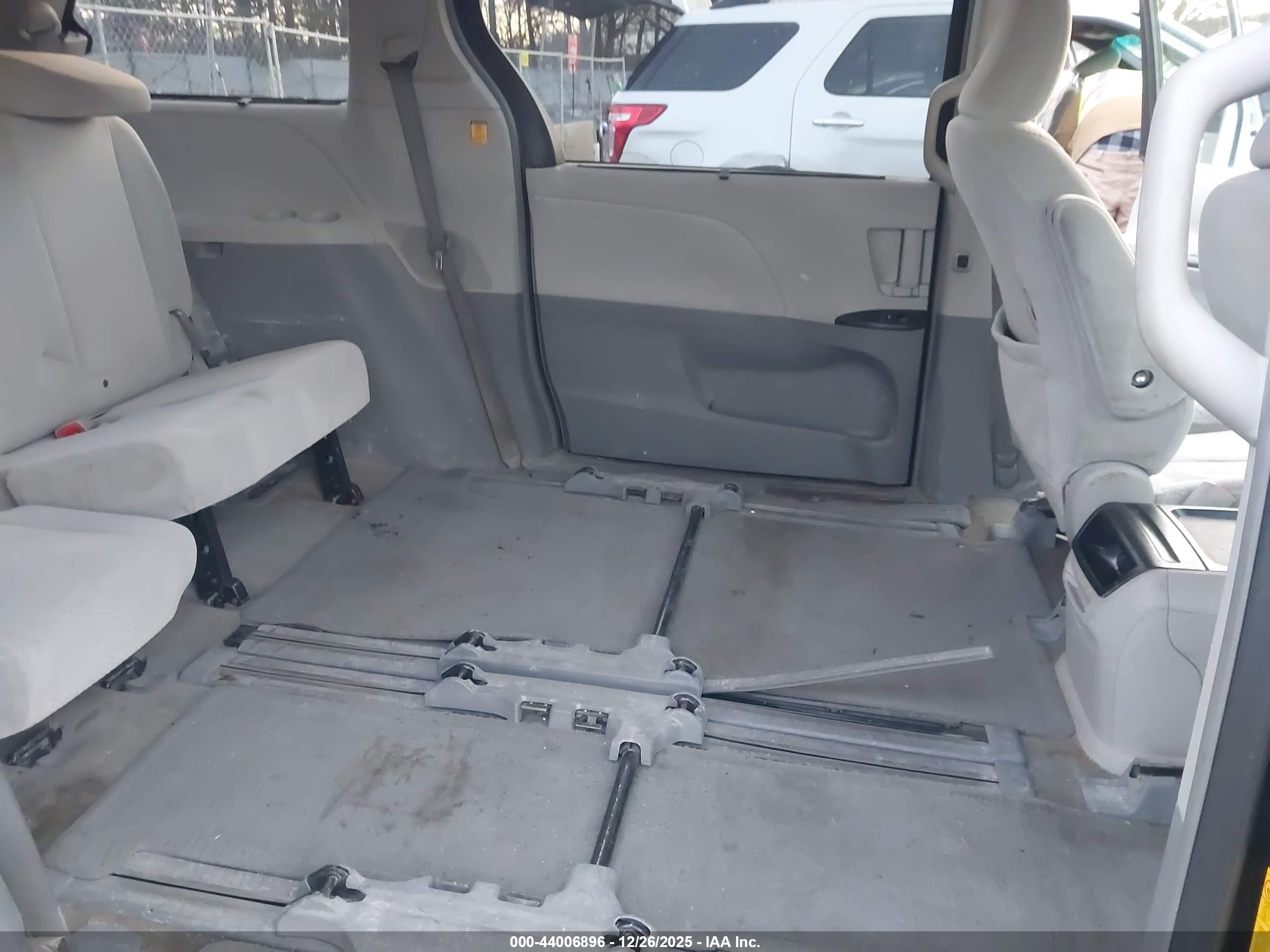 TOYOTA SIENNA image 8