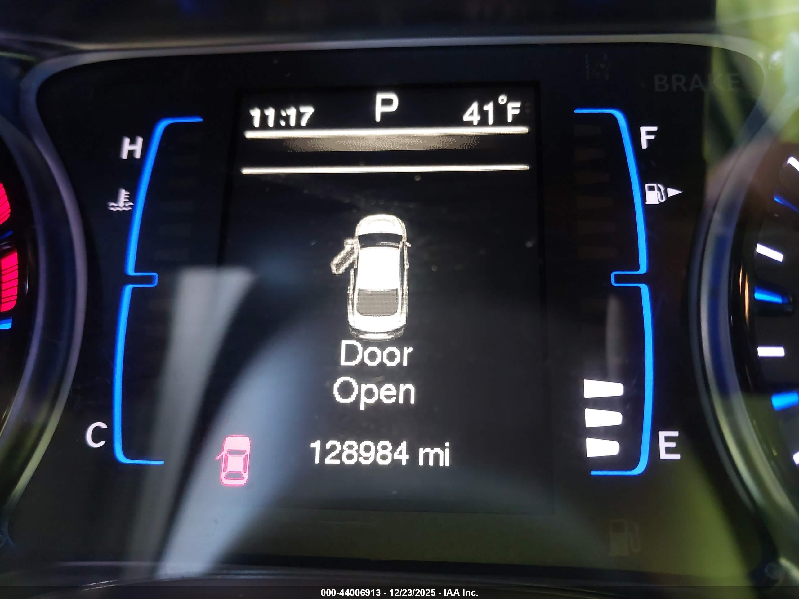 CHRYSLER 200 image 7