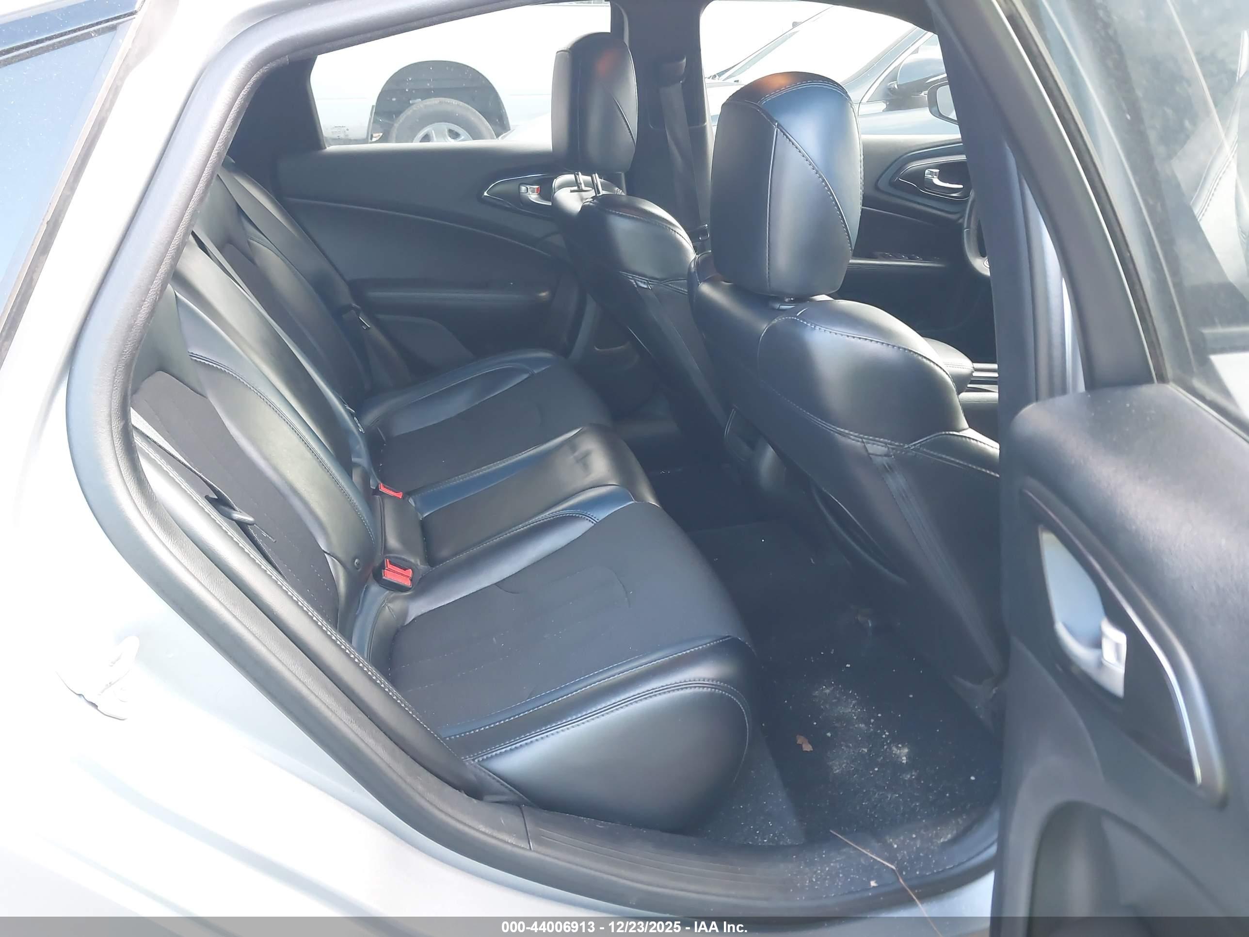 CHRYSLER 200 image 8