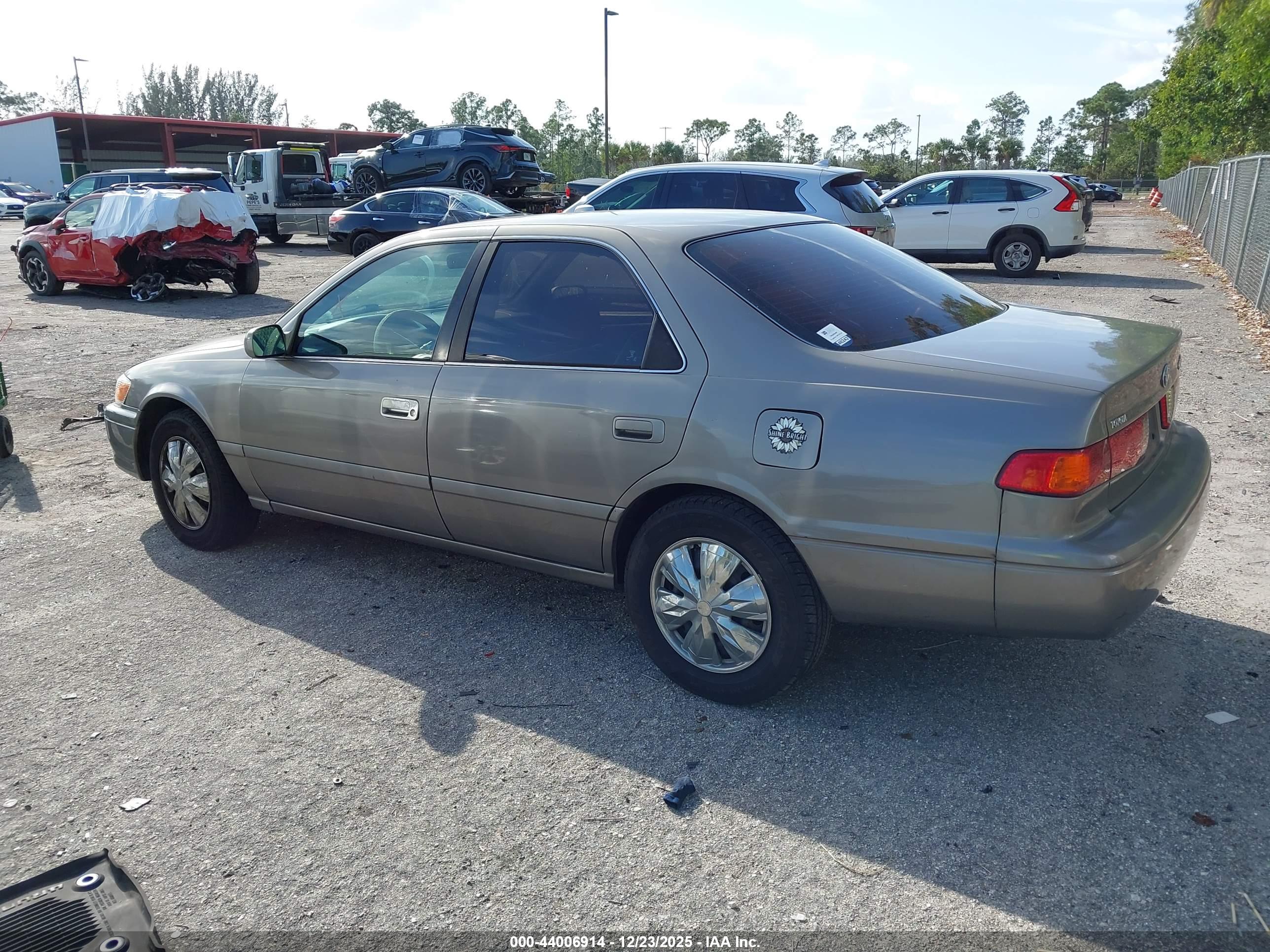 TOYOTA CAMRY image 3