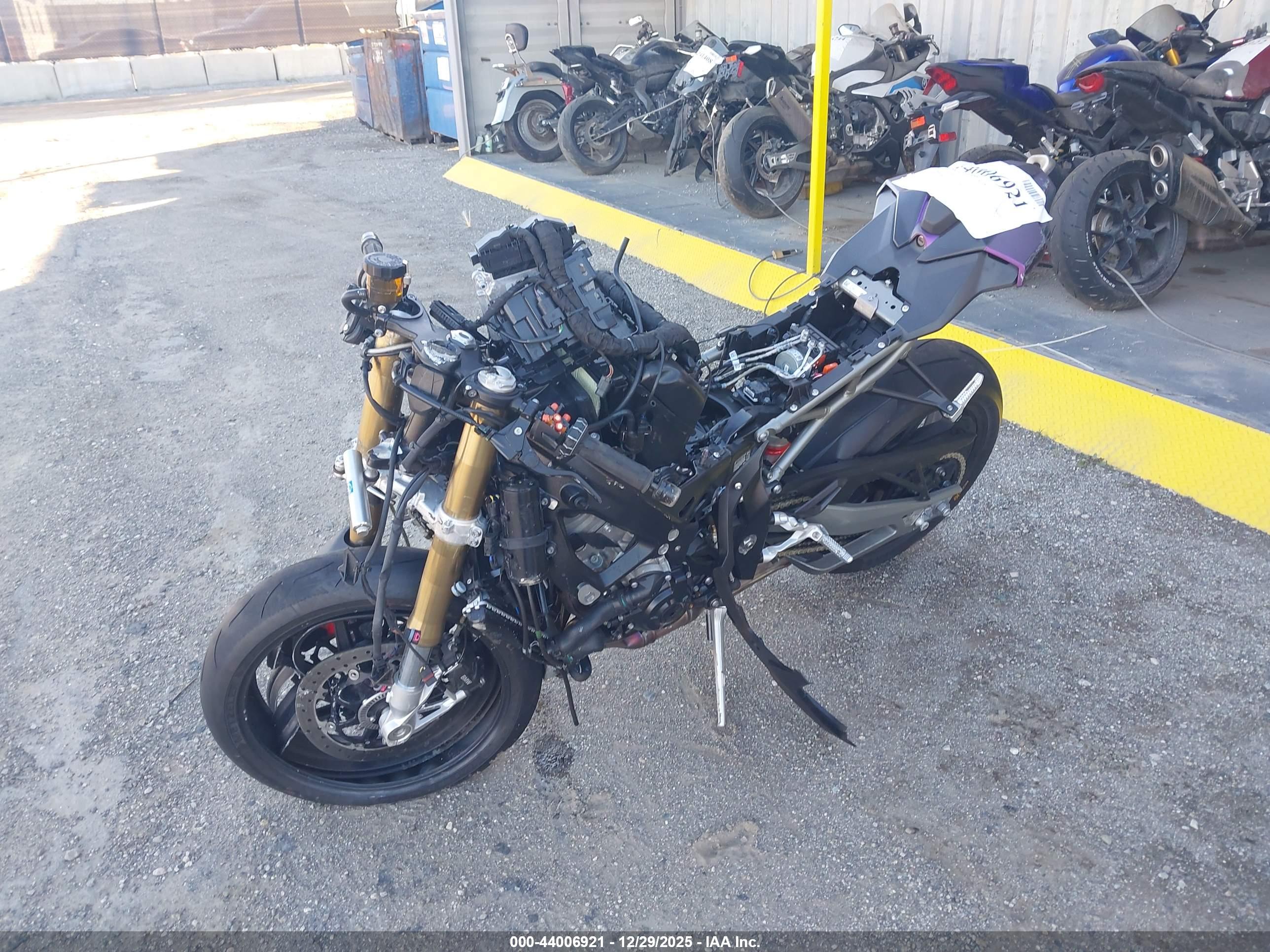 BMW S image 2