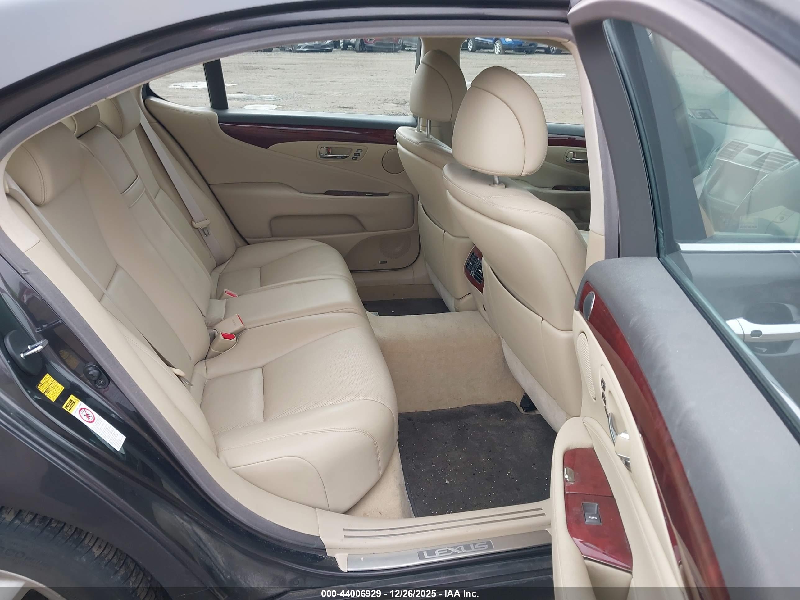 LEXUS LS image 8