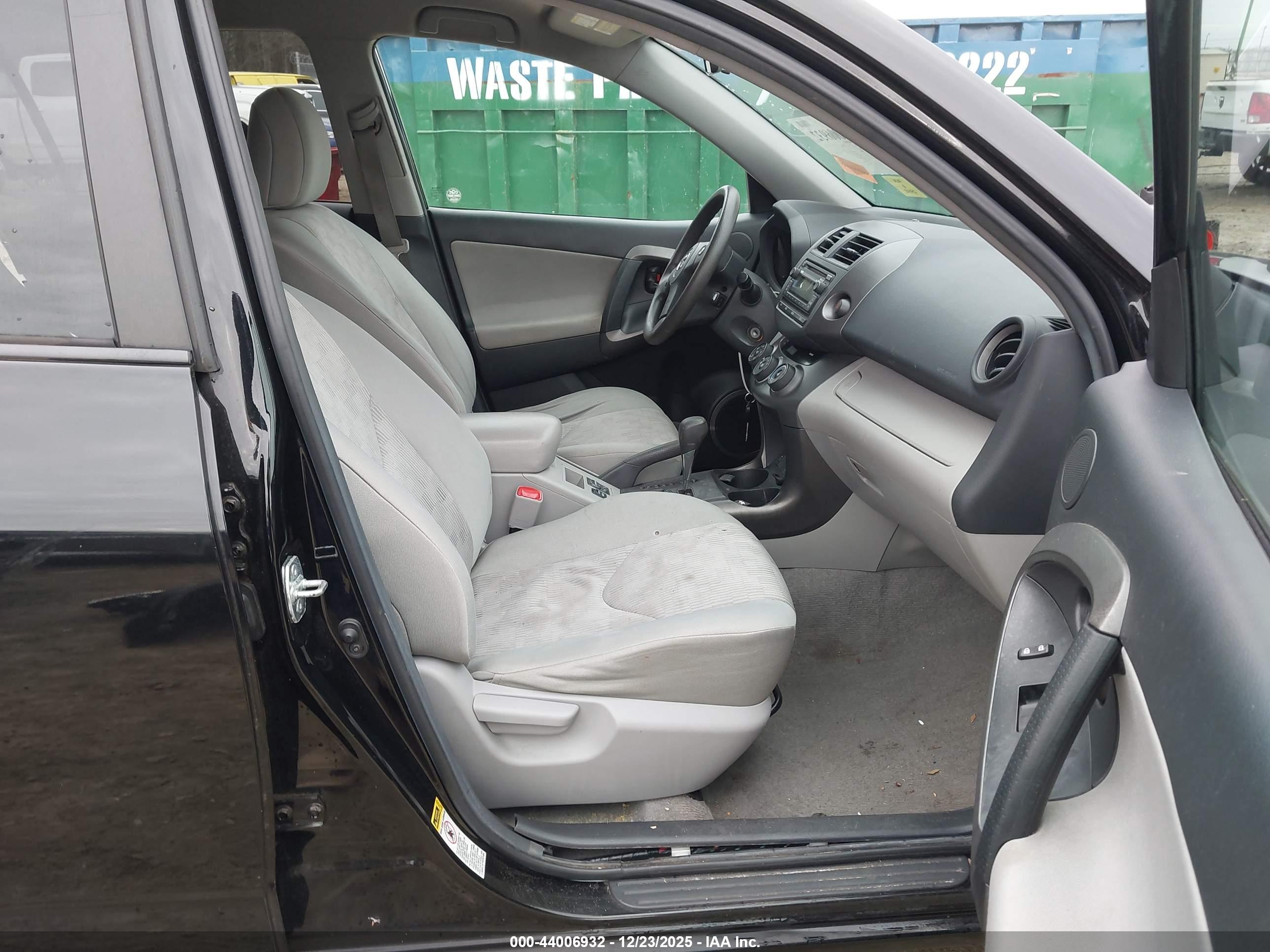 TOYOTA RAV4 image 5