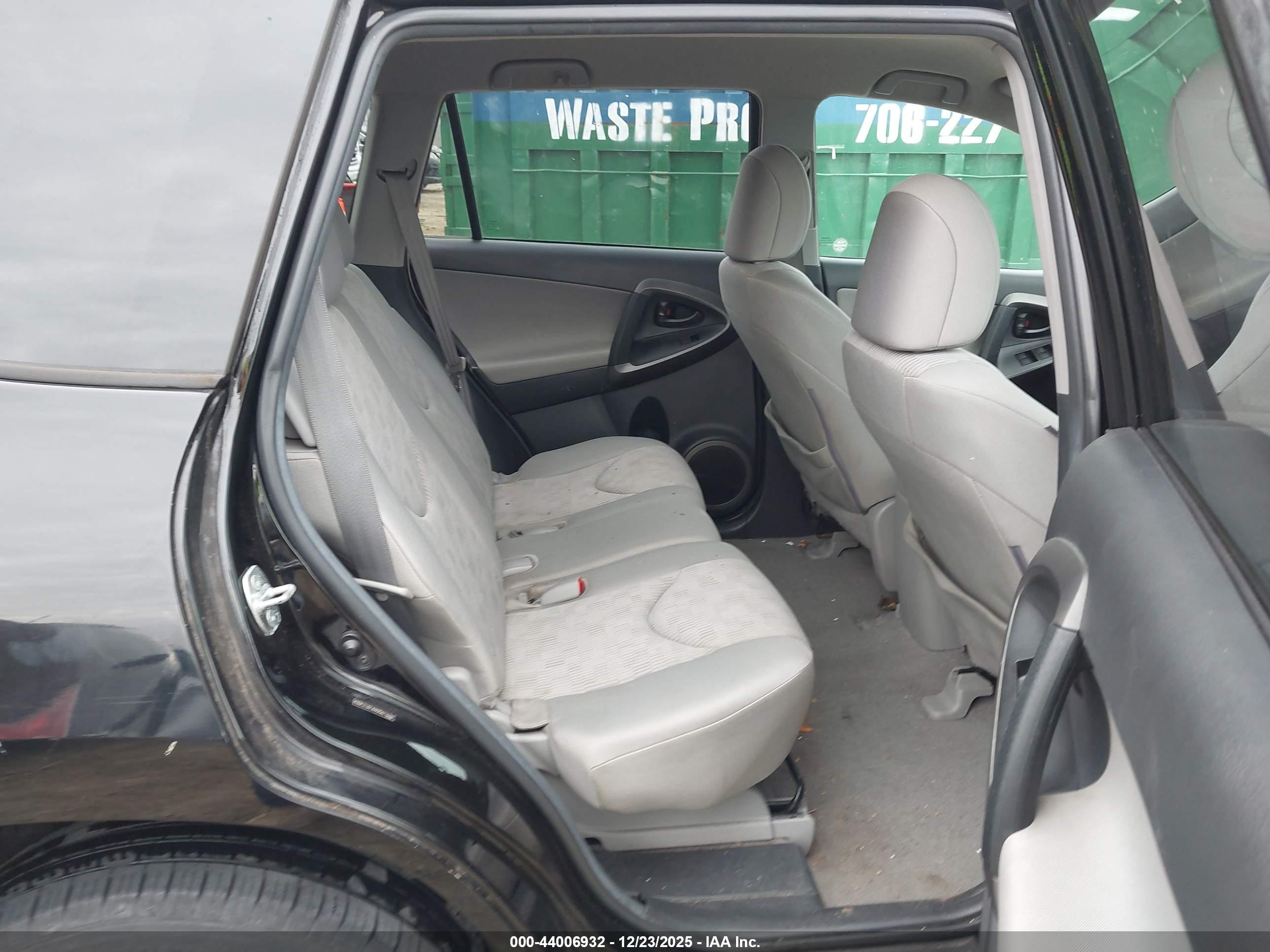 TOYOTA RAV4 image 8