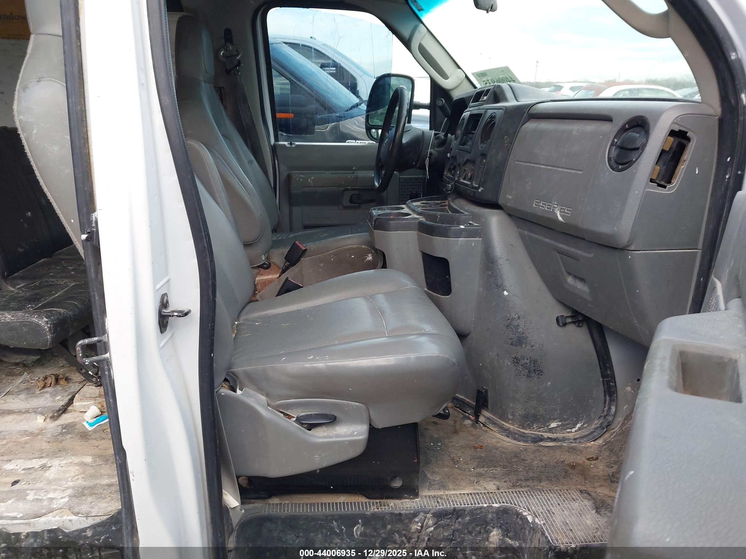FORD E-150 image 5