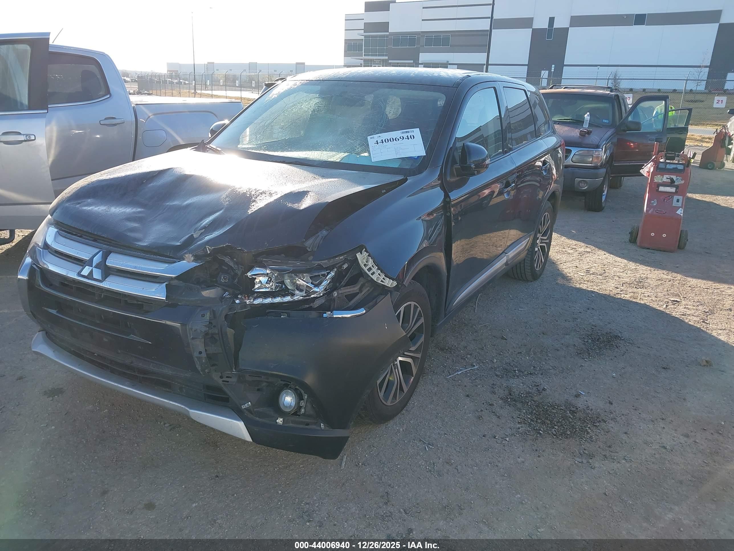 MITSUBISHI OUTLANDER image 2