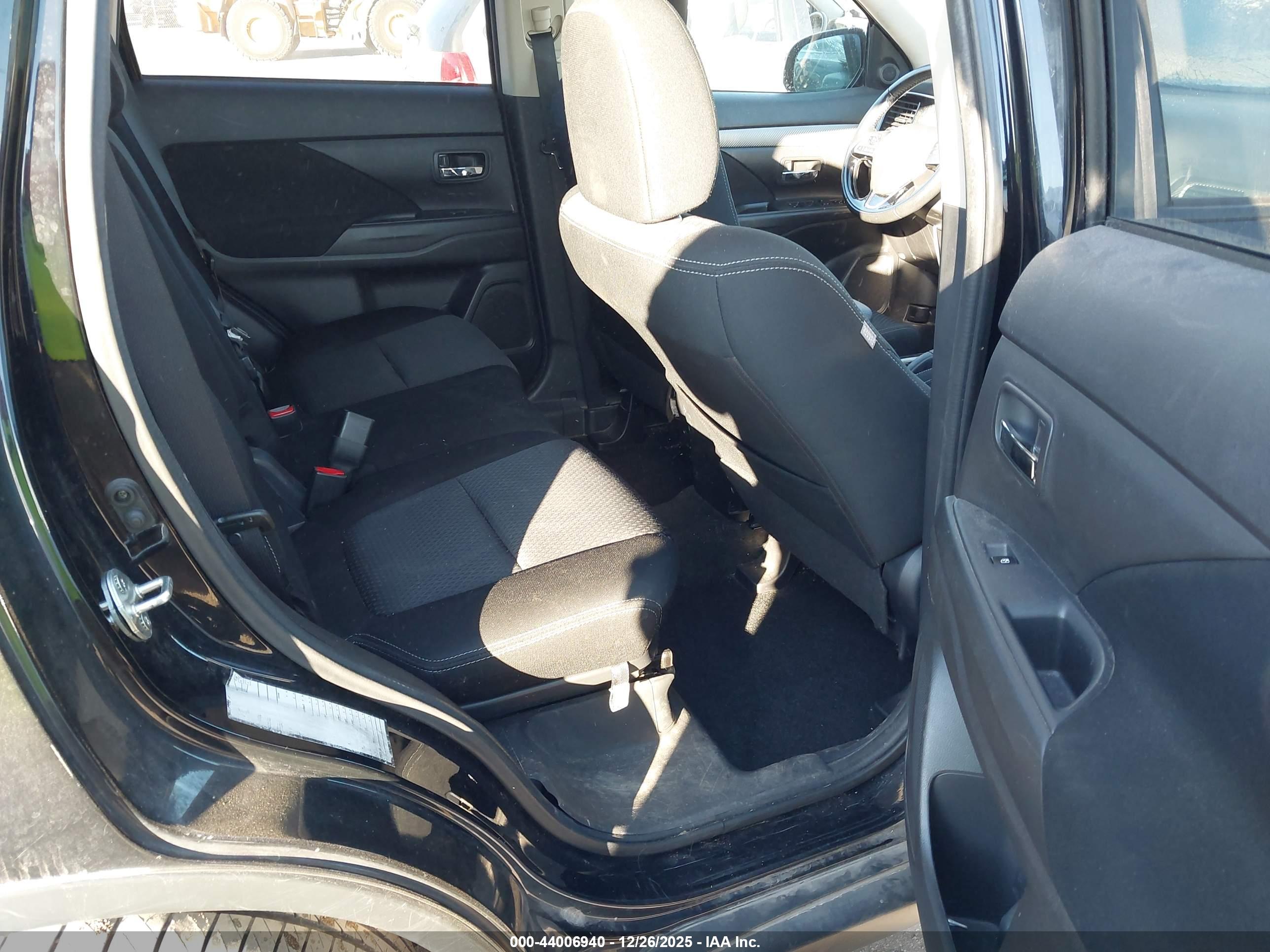 MITSUBISHI OUTLANDER image 8