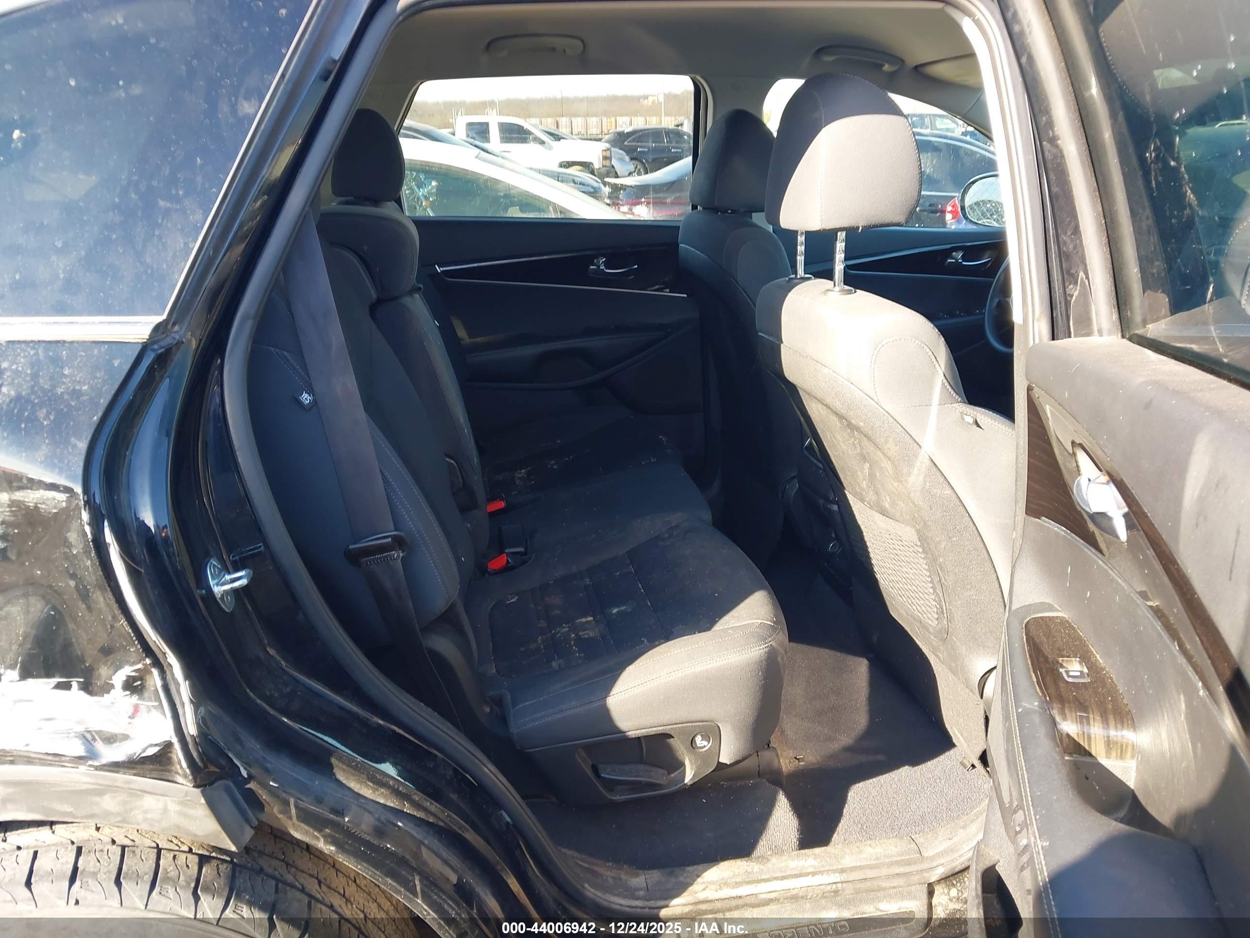 KIA SORENTO image 8