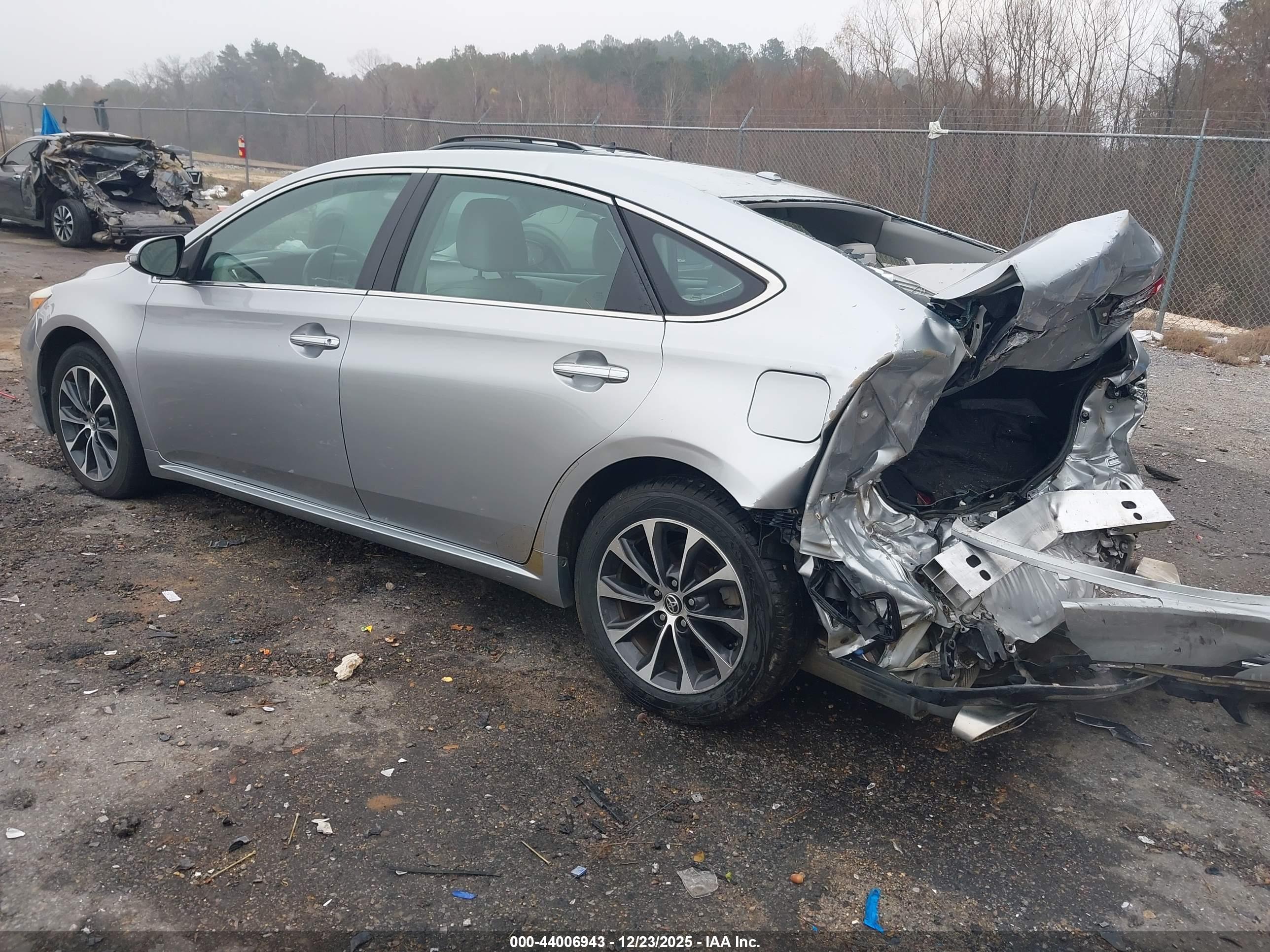 TOYOTA AVALON image 3