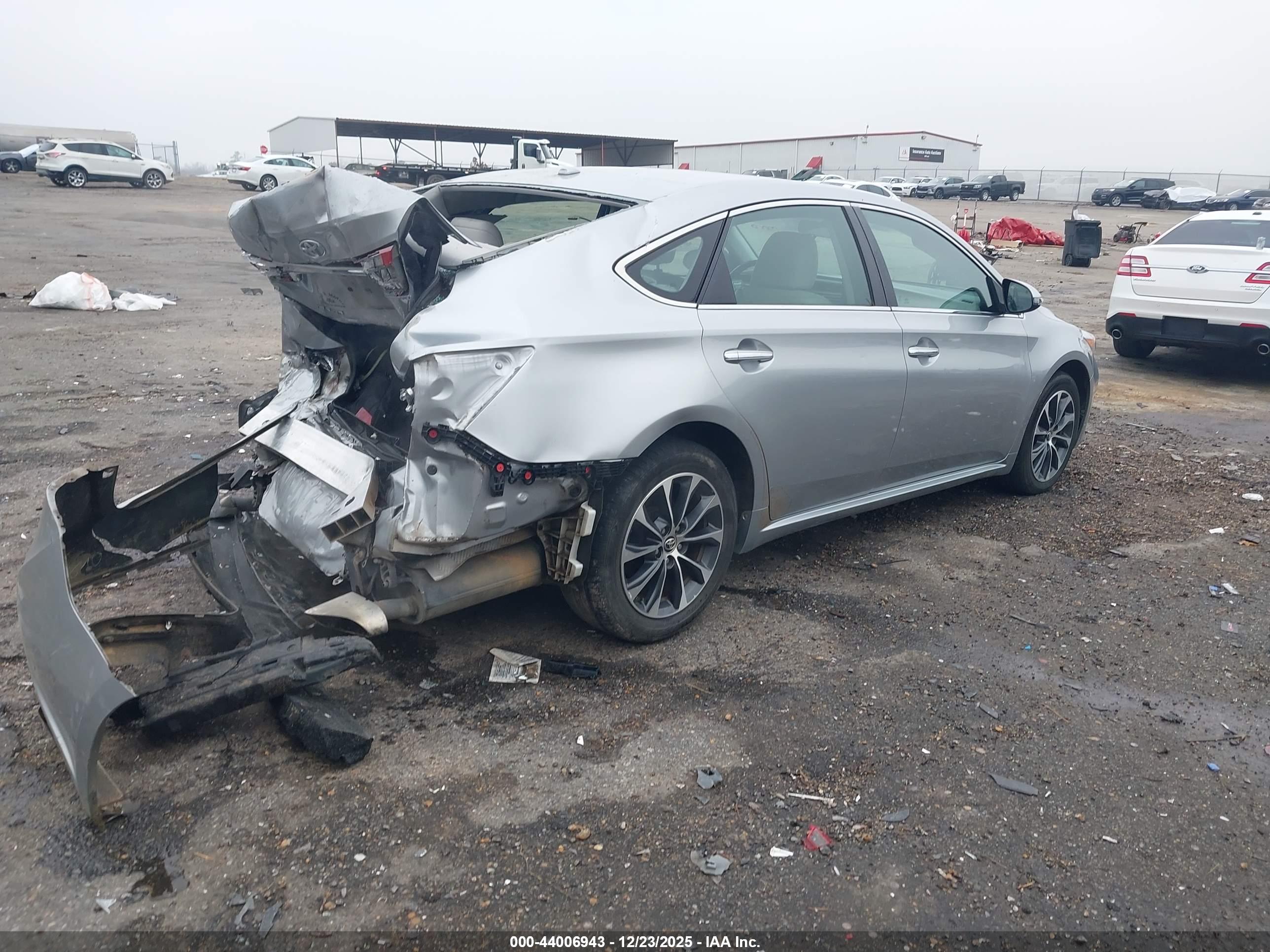 TOYOTA AVALON image 4