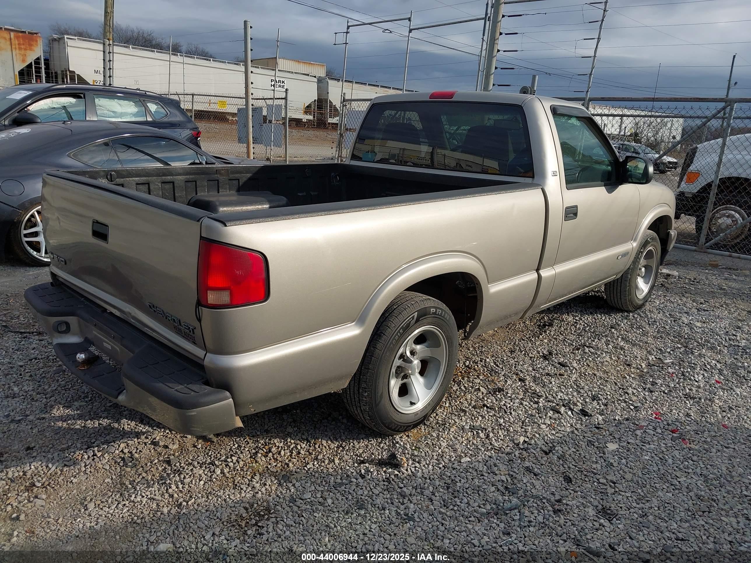CHEVROLET S-10 image 4