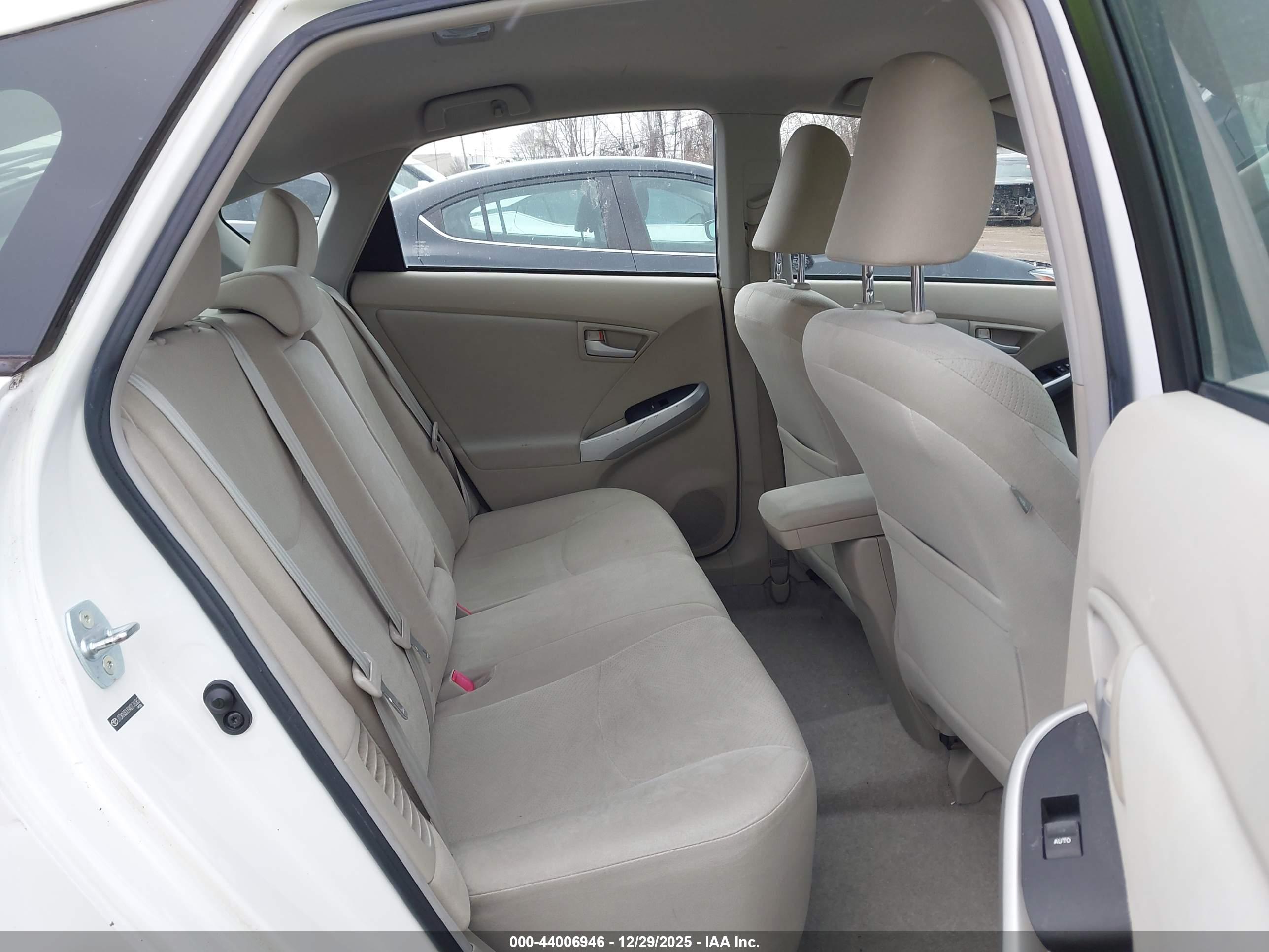 TOYOTA PRIUS image 8