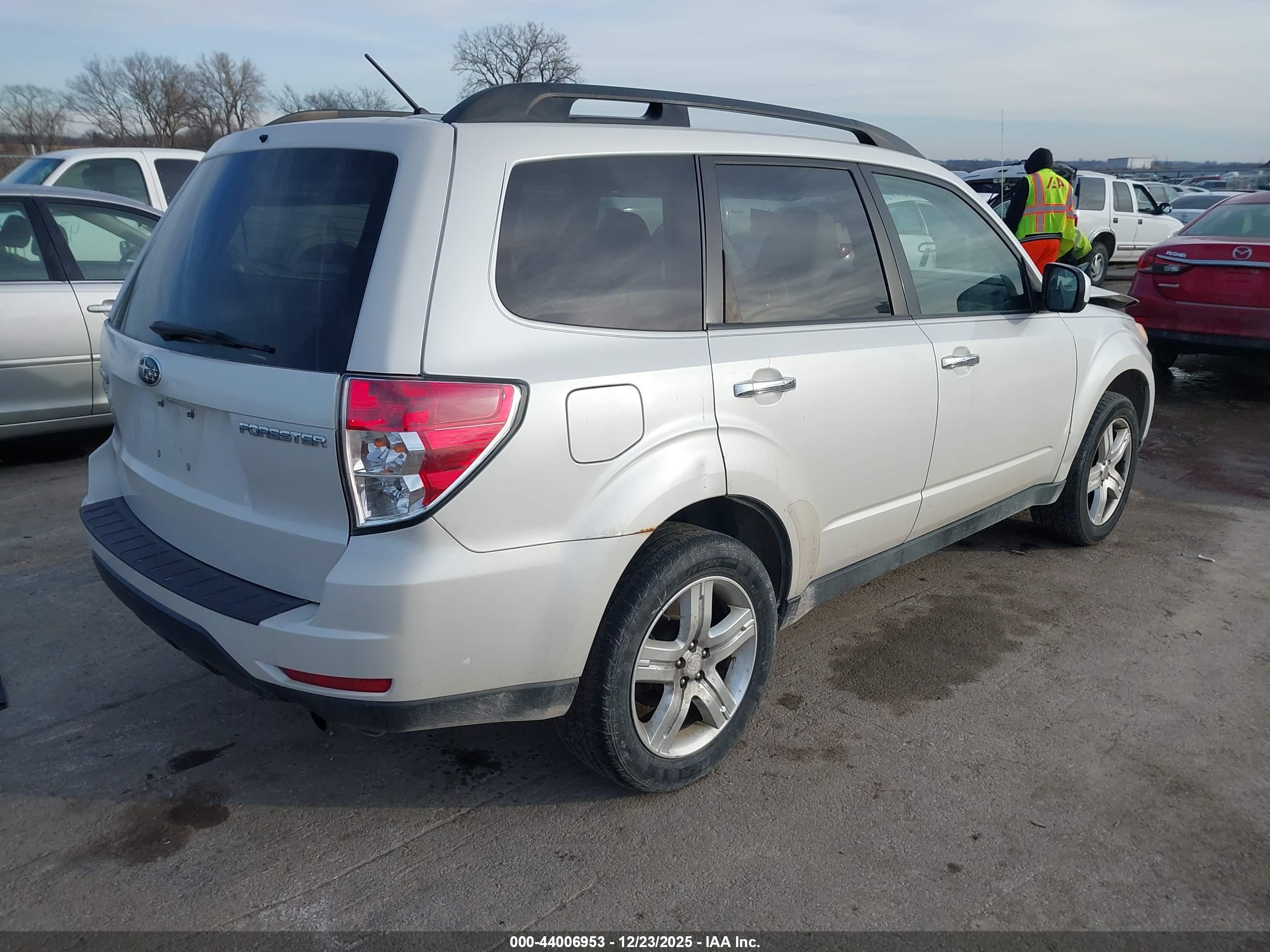 SUBARU FORESTER image 4