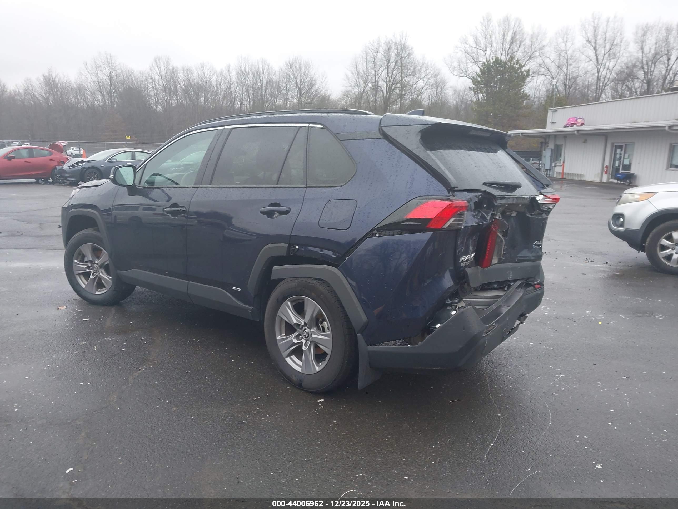 TOYOTA RAV4 image 3