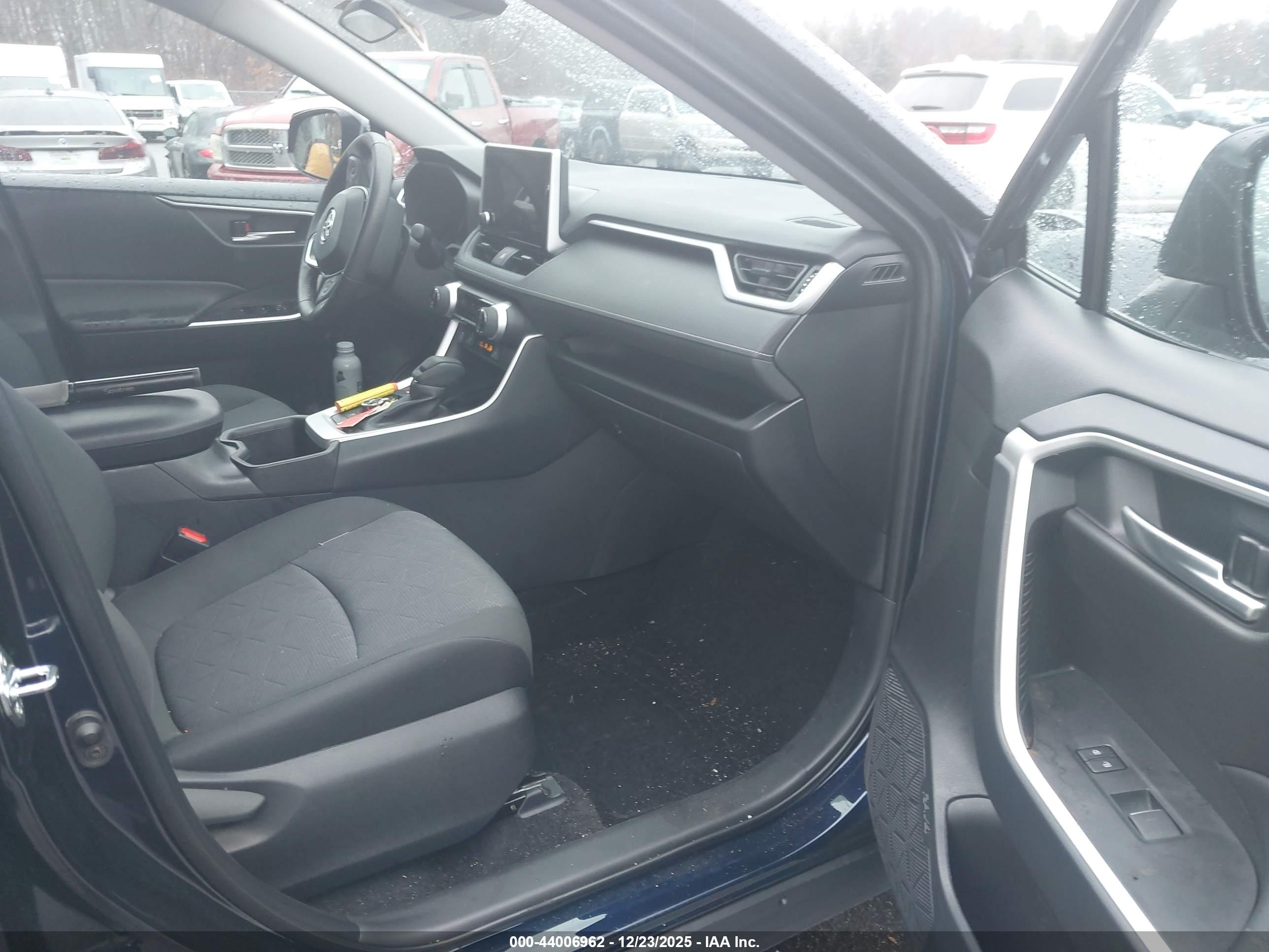 TOYOTA RAV4 image 5