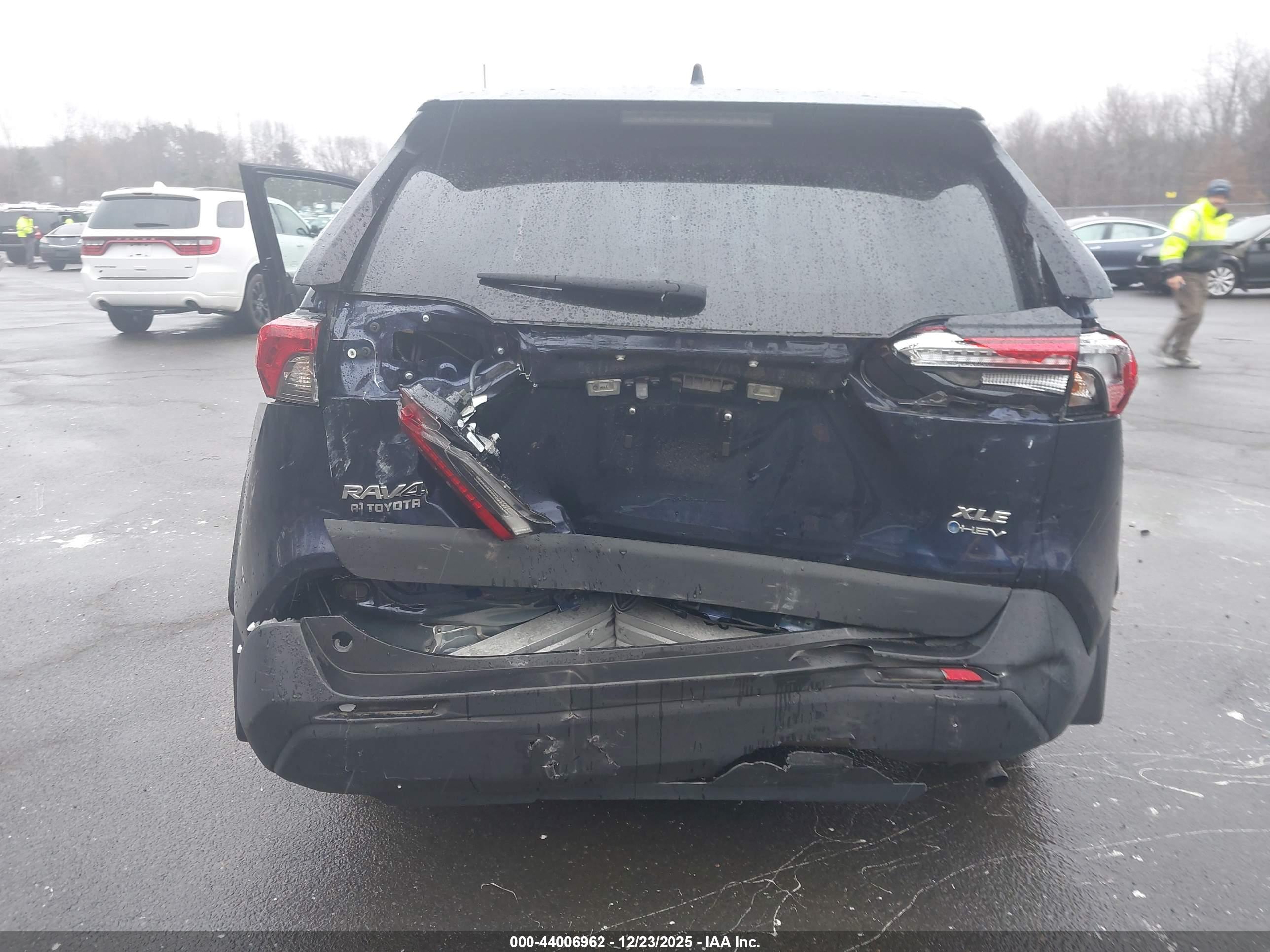 TOYOTA RAV4 image 6