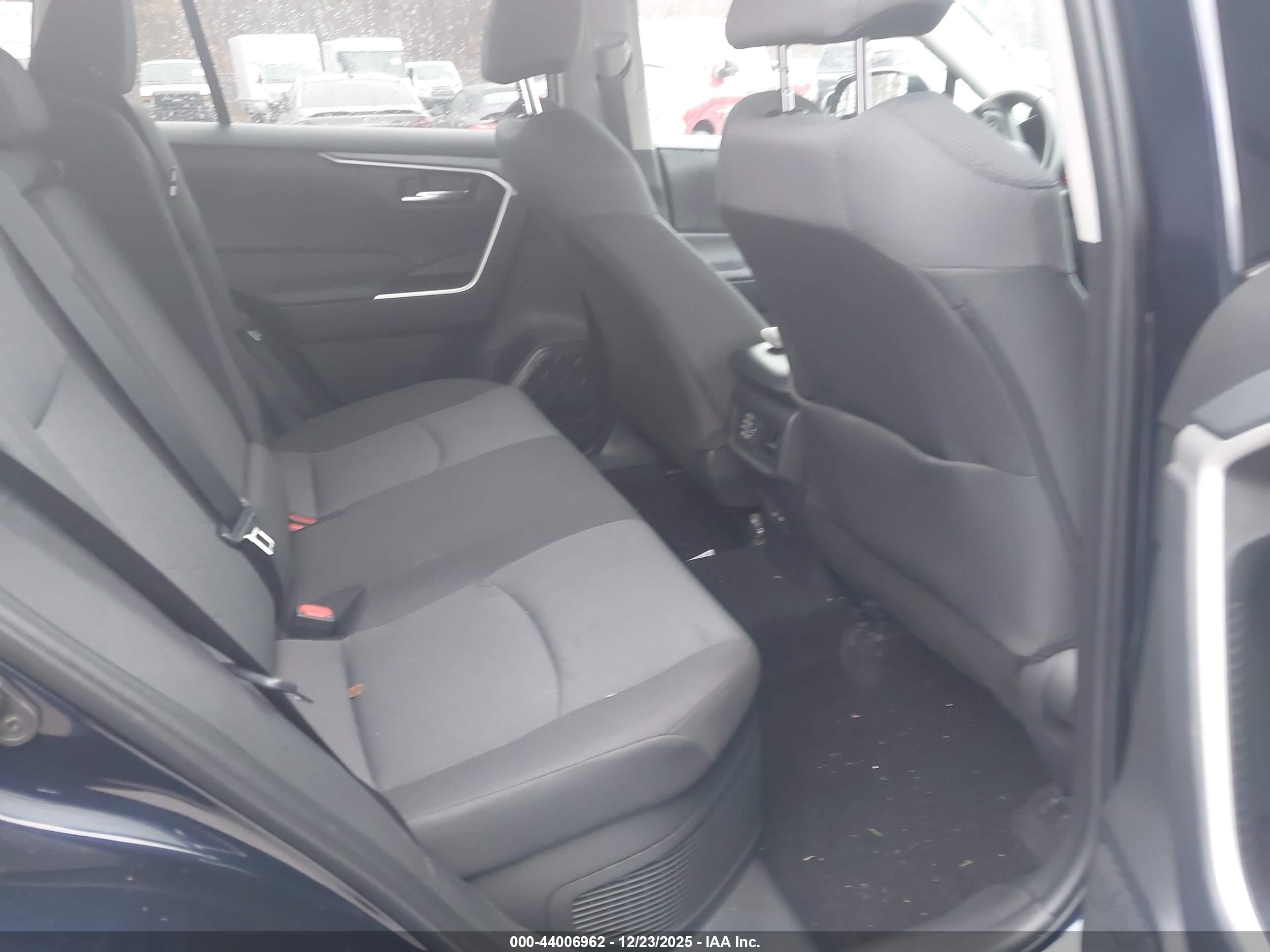 TOYOTA RAV4 image 8
