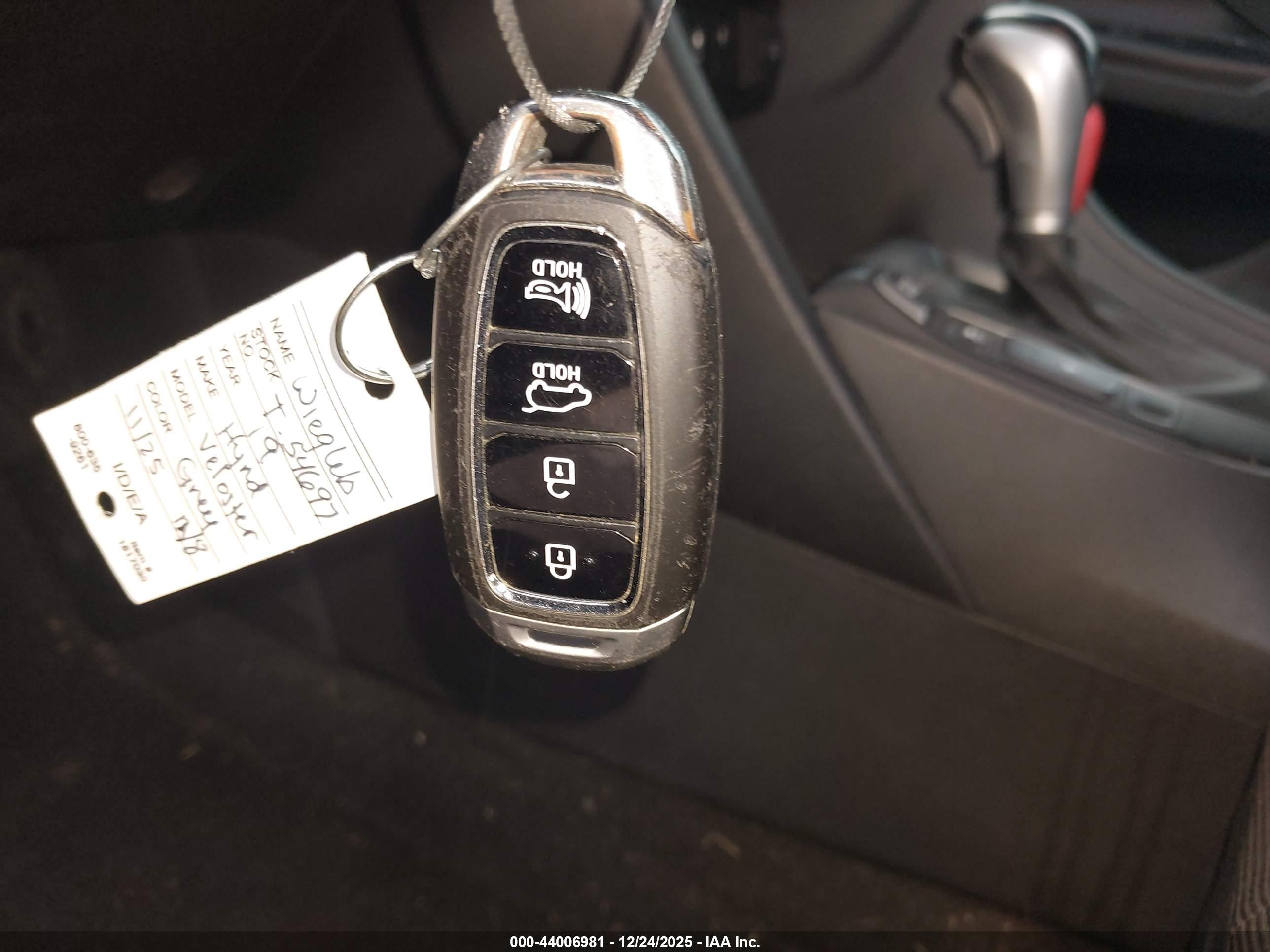 HYUNDAI VELOSTER image 11