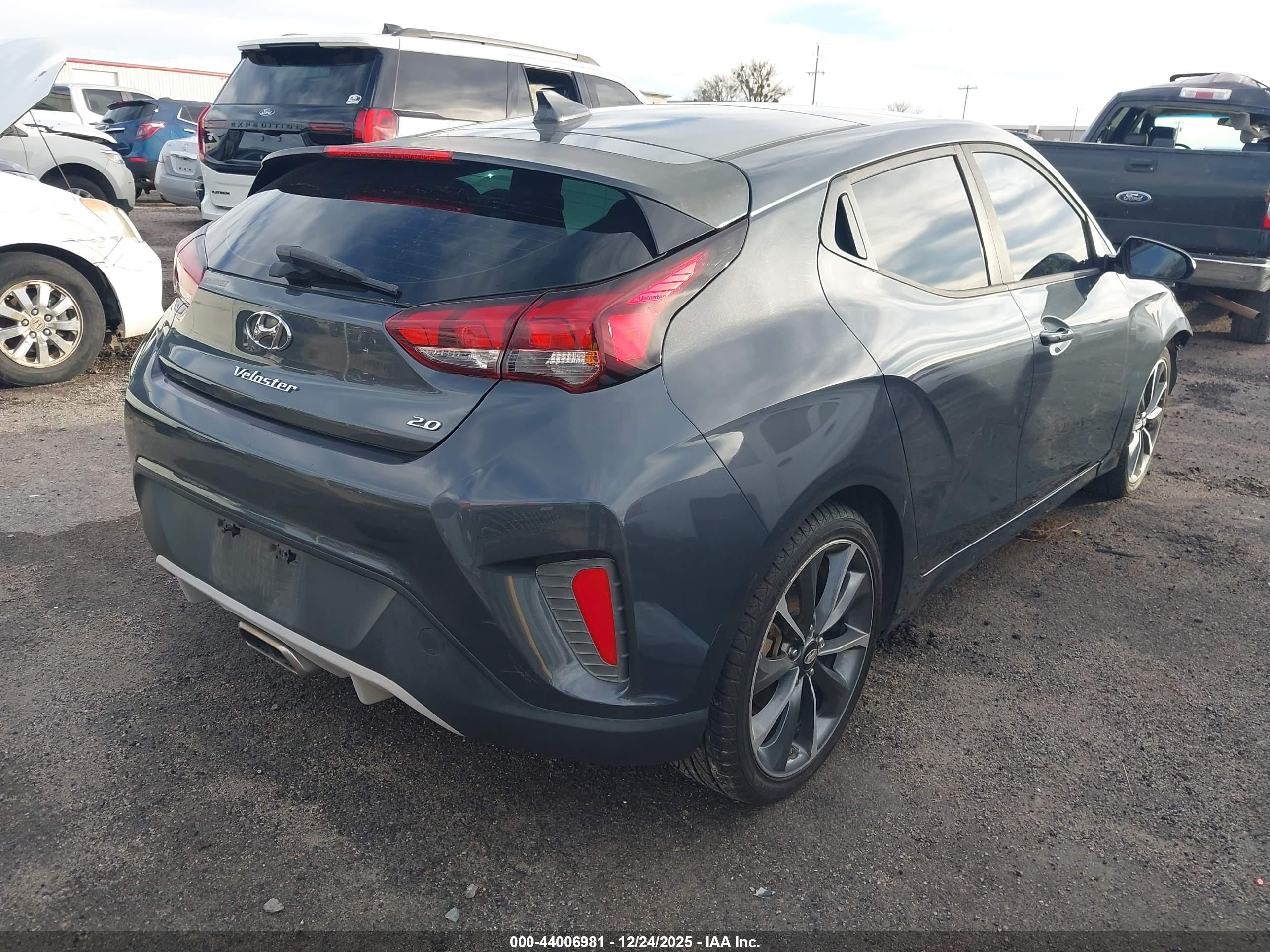 HYUNDAI VELOSTER image 4