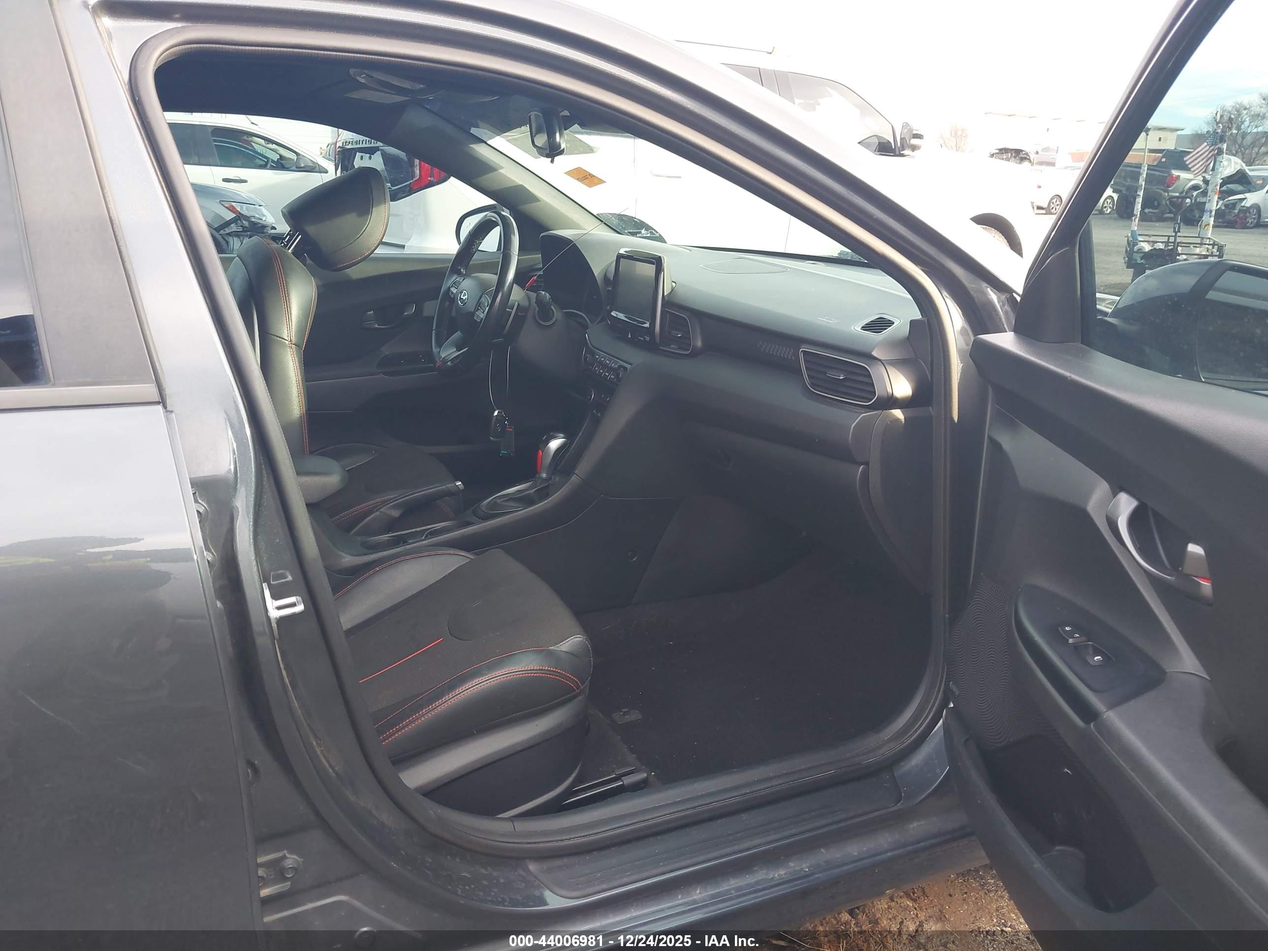 HYUNDAI VELOSTER image 5
