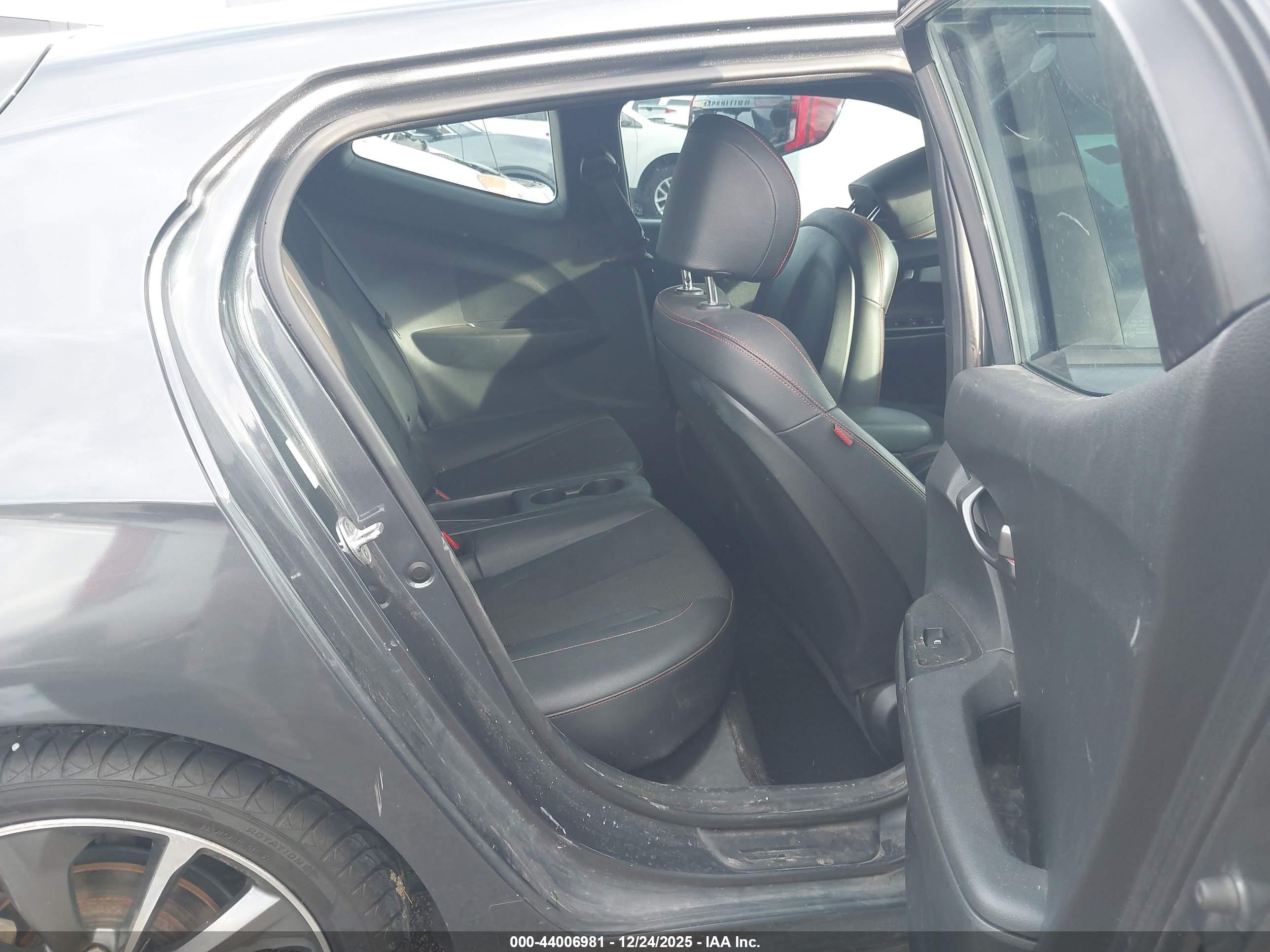 HYUNDAI VELOSTER image 8