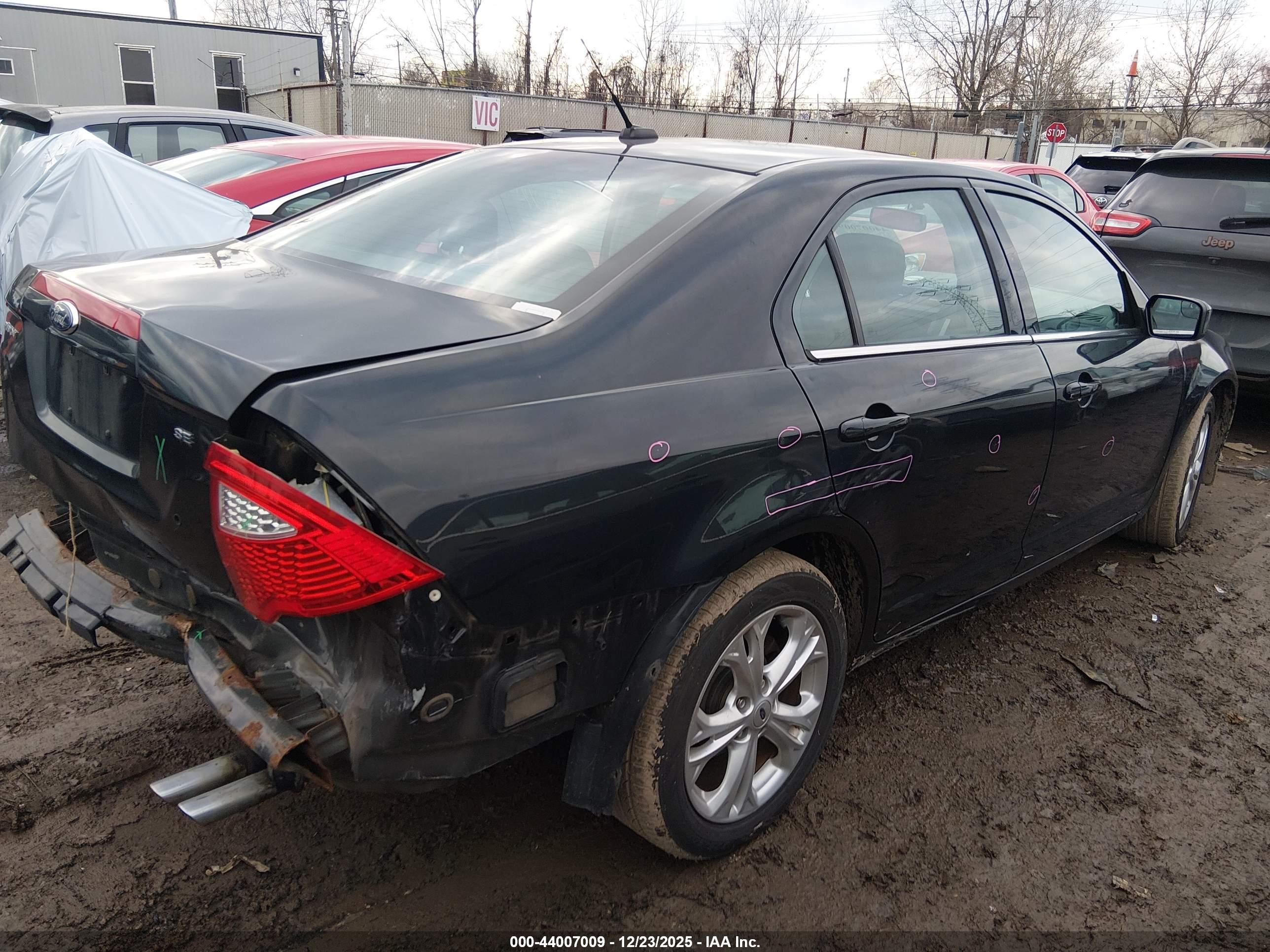 FORD FUSION image 4