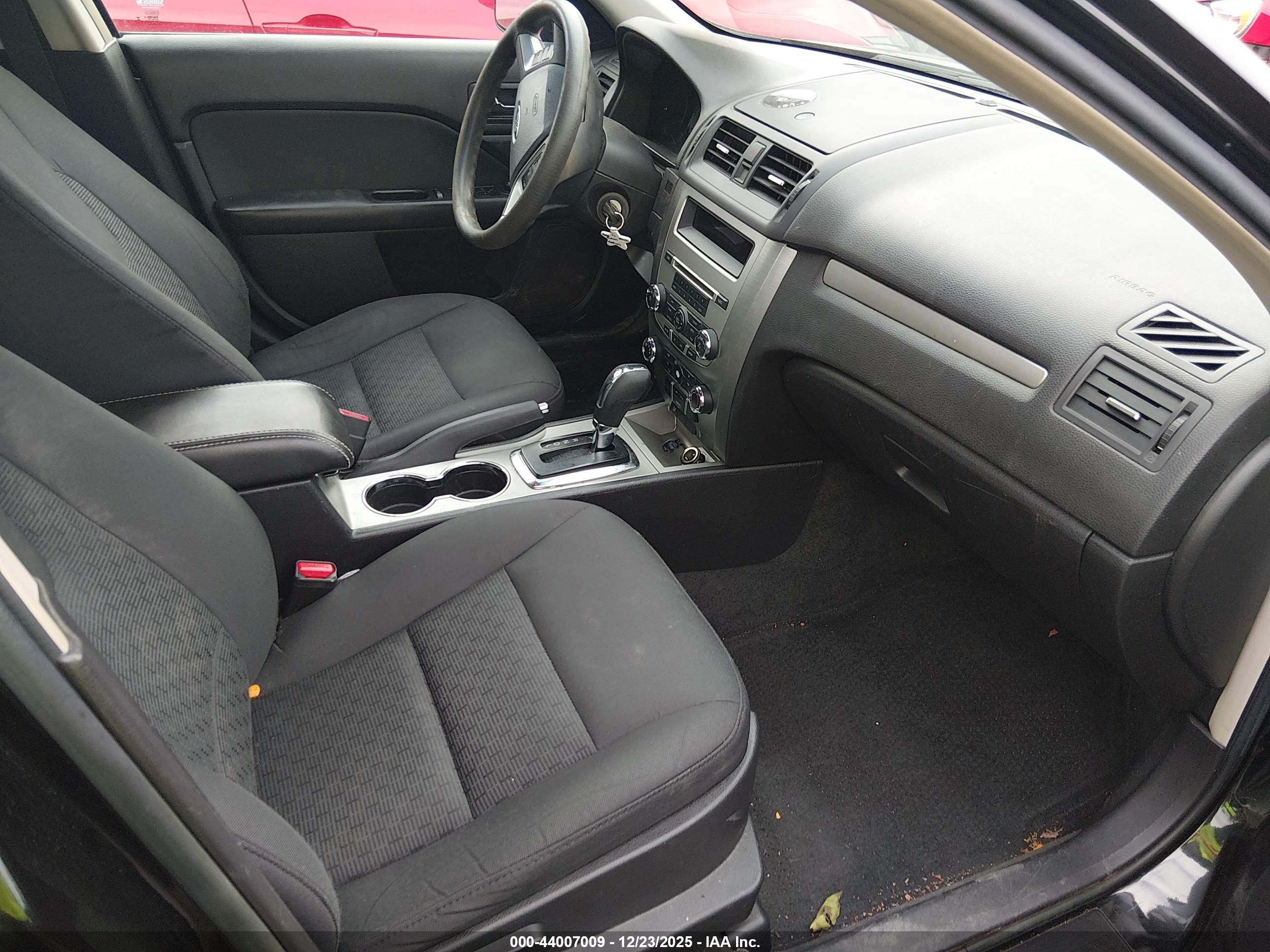 FORD FUSION image 5