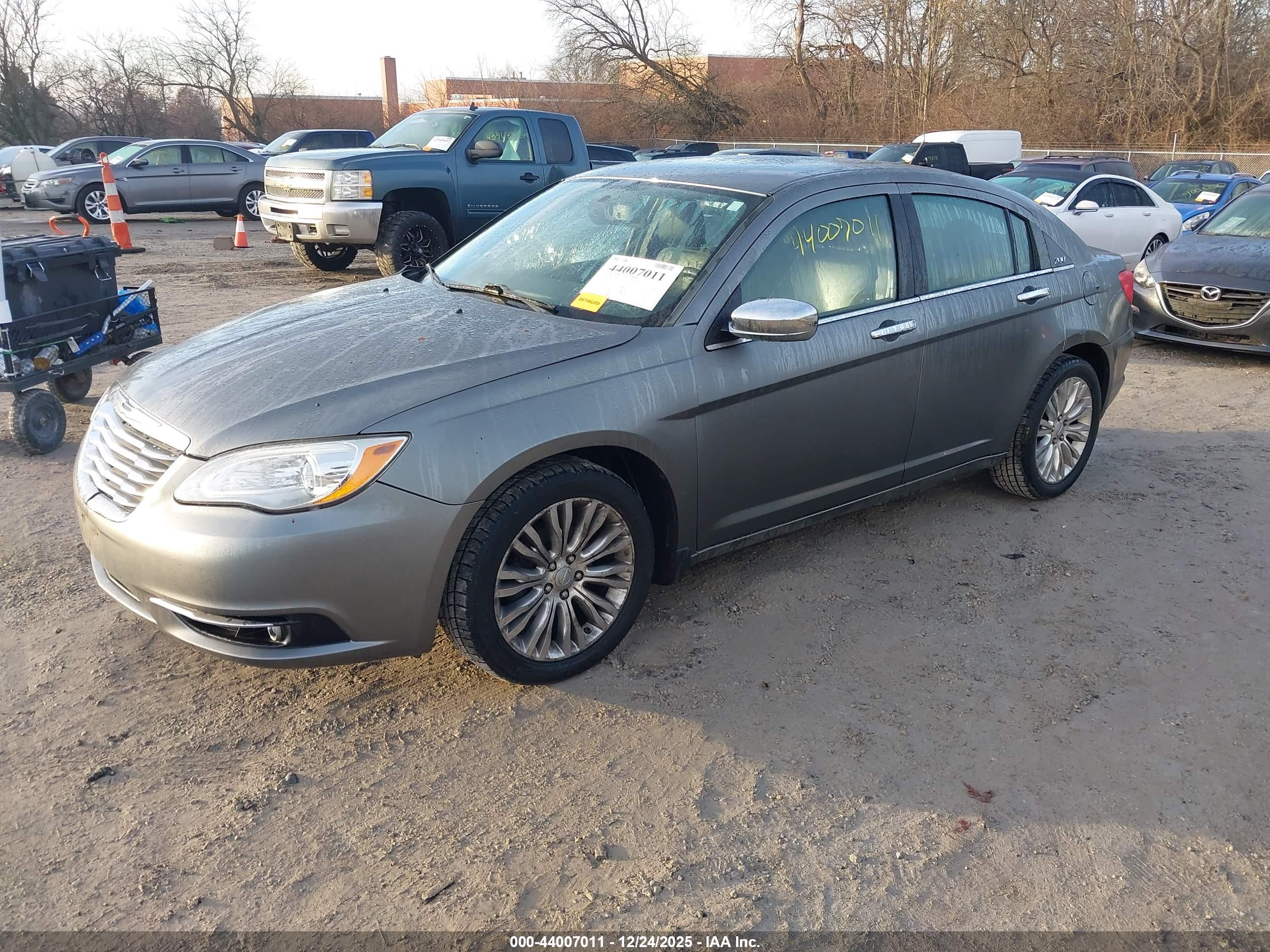 CHRYSLER 200 image 2
