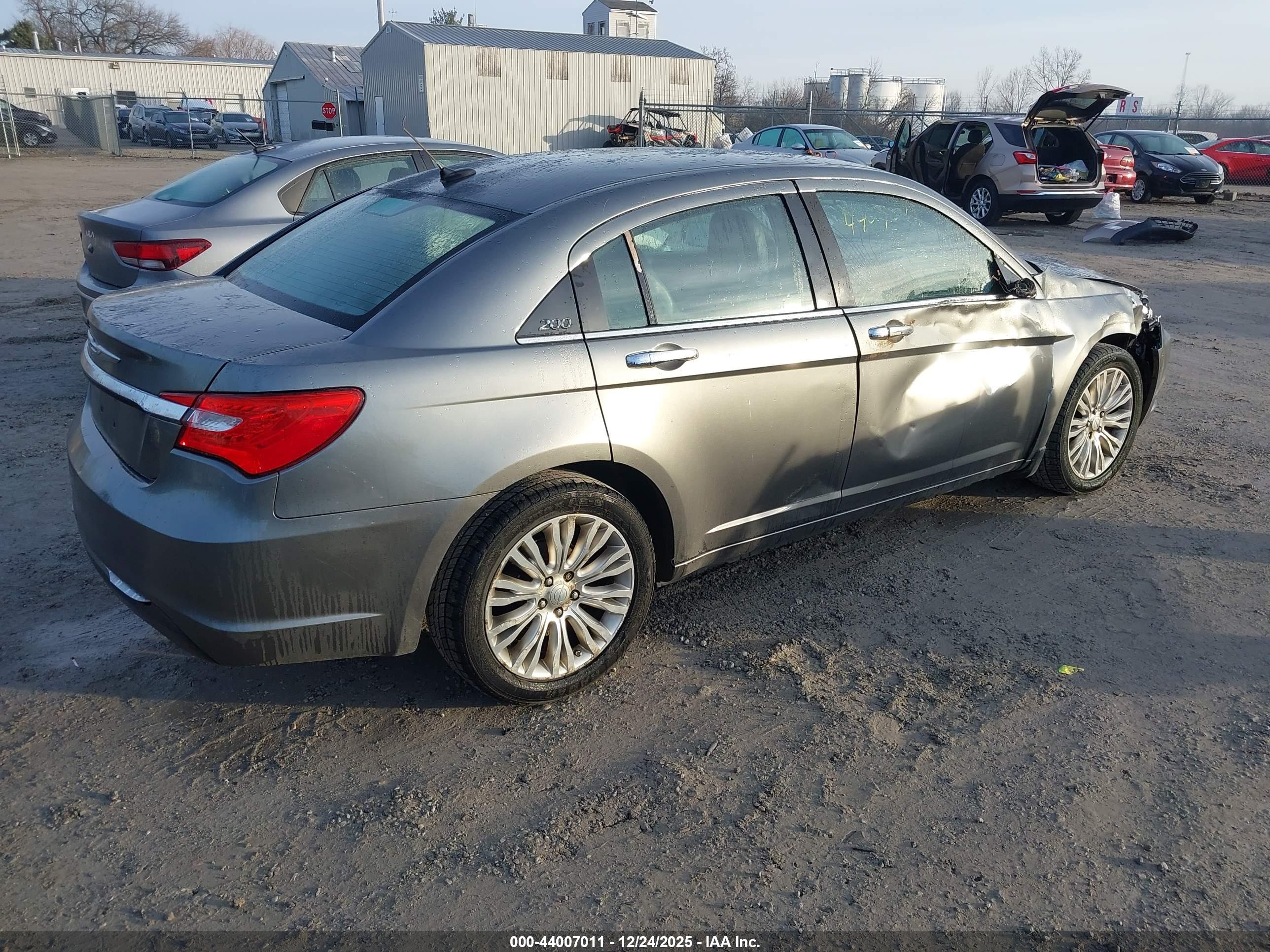 CHRYSLER 200 image 4