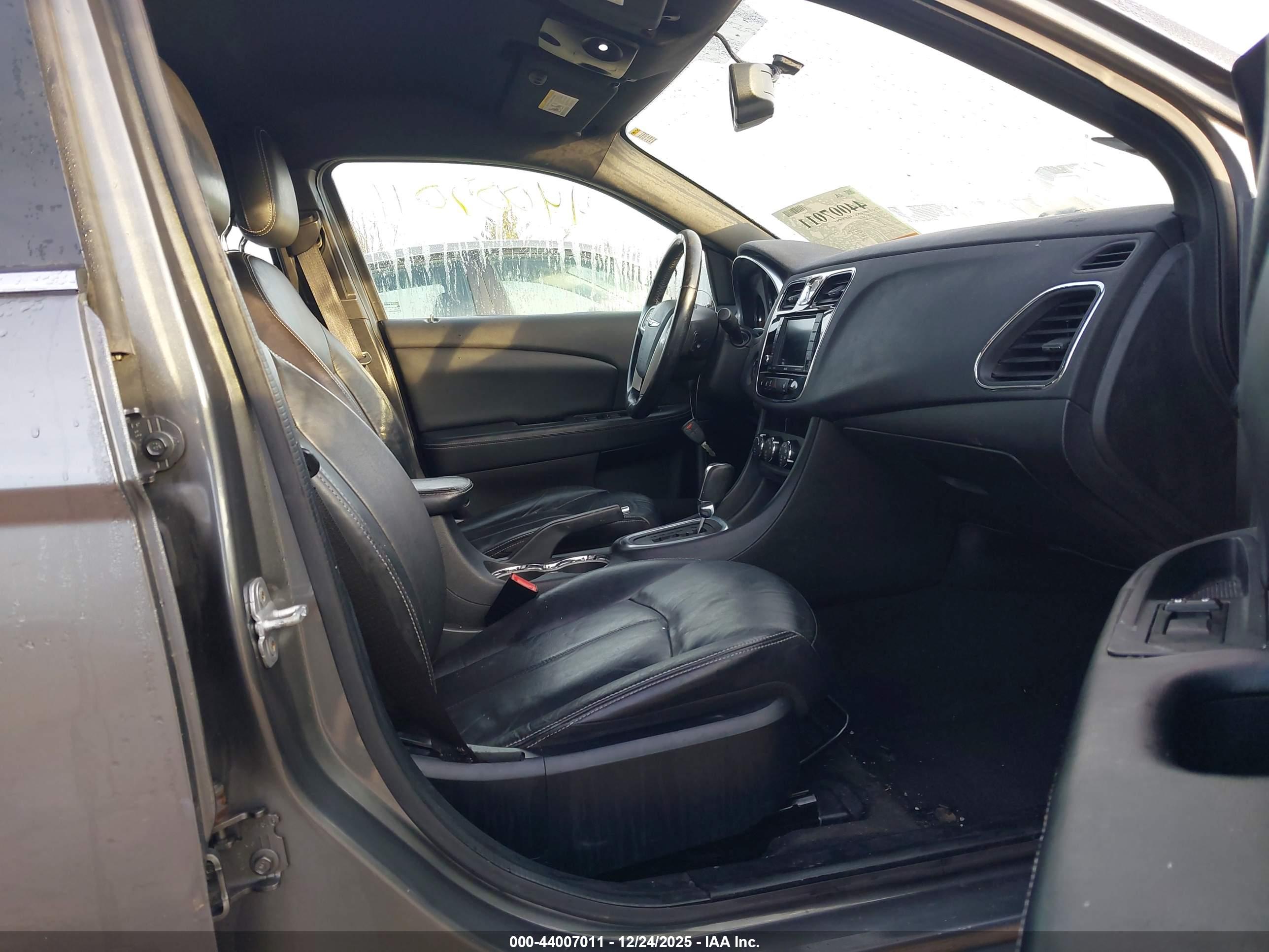 CHRYSLER 200 image 5